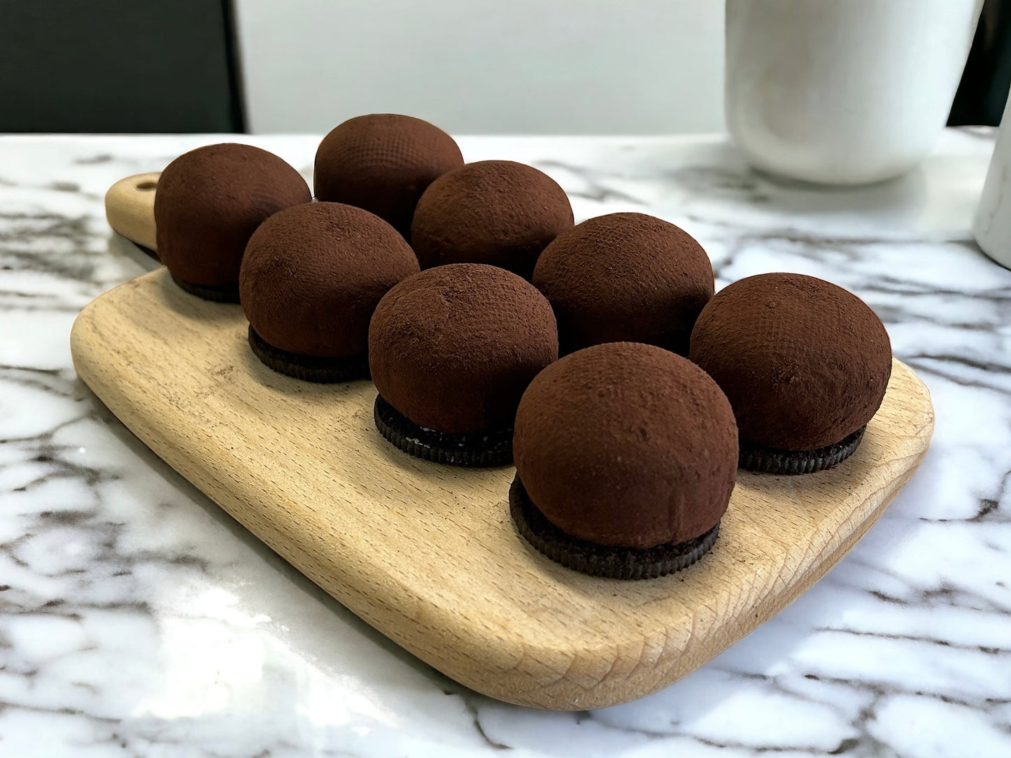 🎄聖誕限定MEGA 朱古力大褔配 OREO 餅底,每盤8件濃郁朱古力大褔配香脆 OREO 餅底,juicy 香濃冰涼甜品,適合冬季分享。