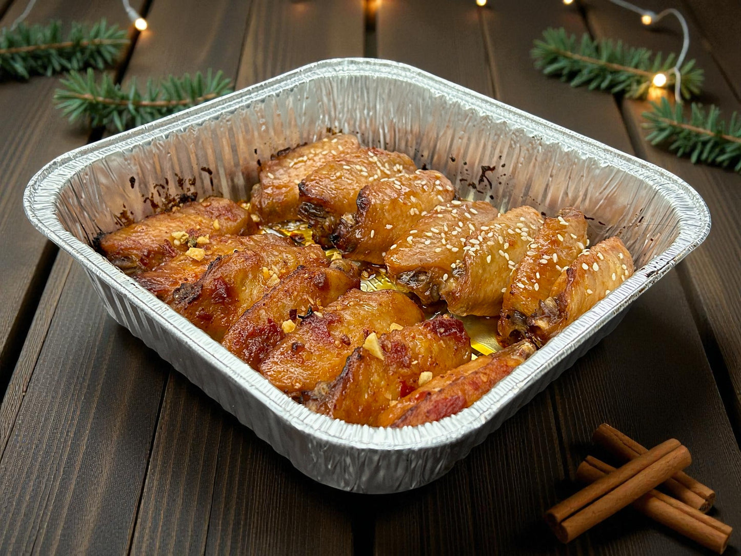 🎄聖誕限定經典雙味雞翼拼盤,蜜糖甜脆雞翼配麻辣刺激口感,14件每盤金黃紅綠節日配色,冬季熱騰騰分享首選,香辣誘人派對必備。