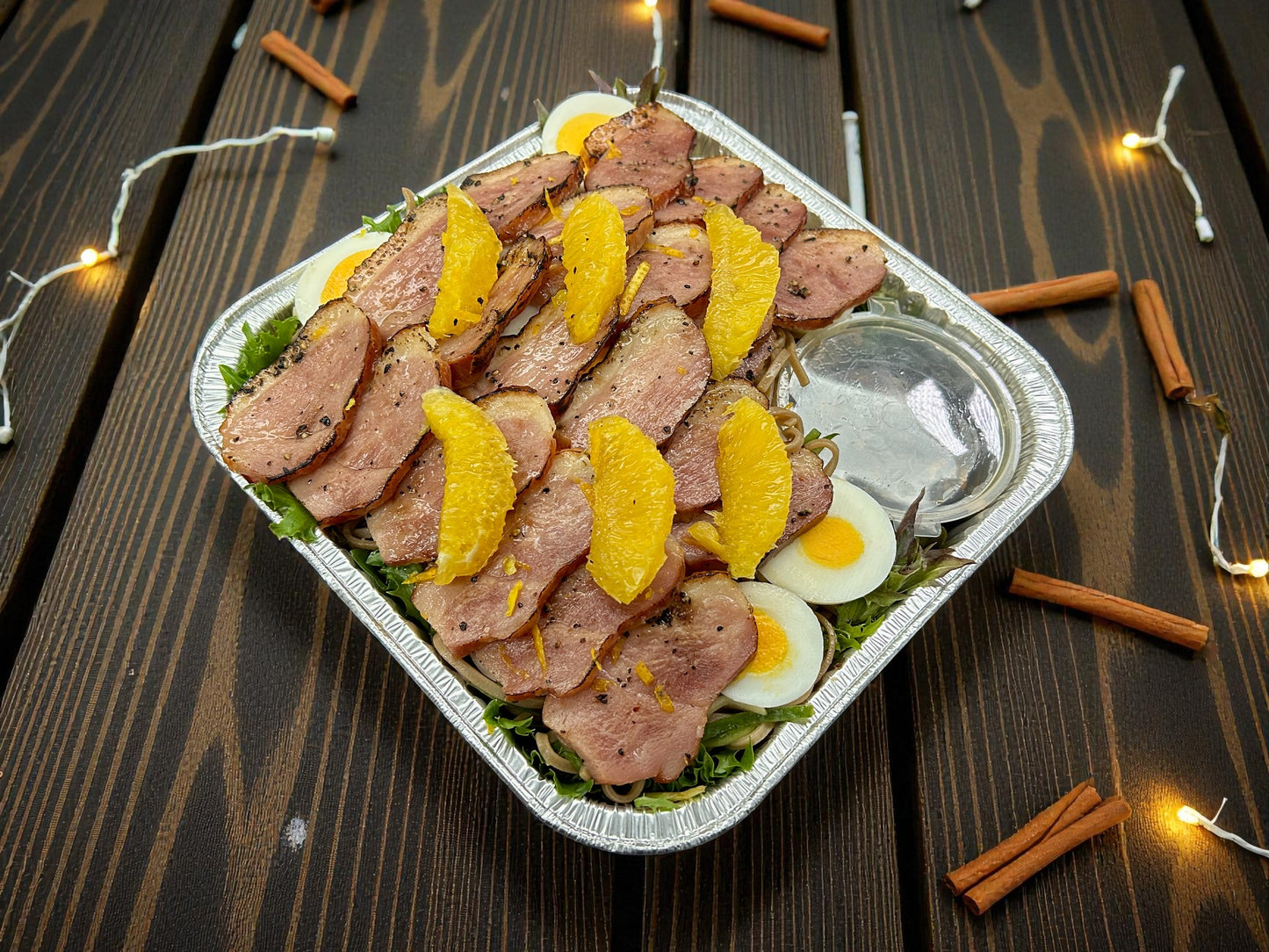 🎄聖誕限定節慶香橙鴨胸蕎麥麵沙律正面圖,嫩鴨胸片配酸甜香橙及蕎麥麵,紅綠節日色彩,約2磅,冬季分享首選。