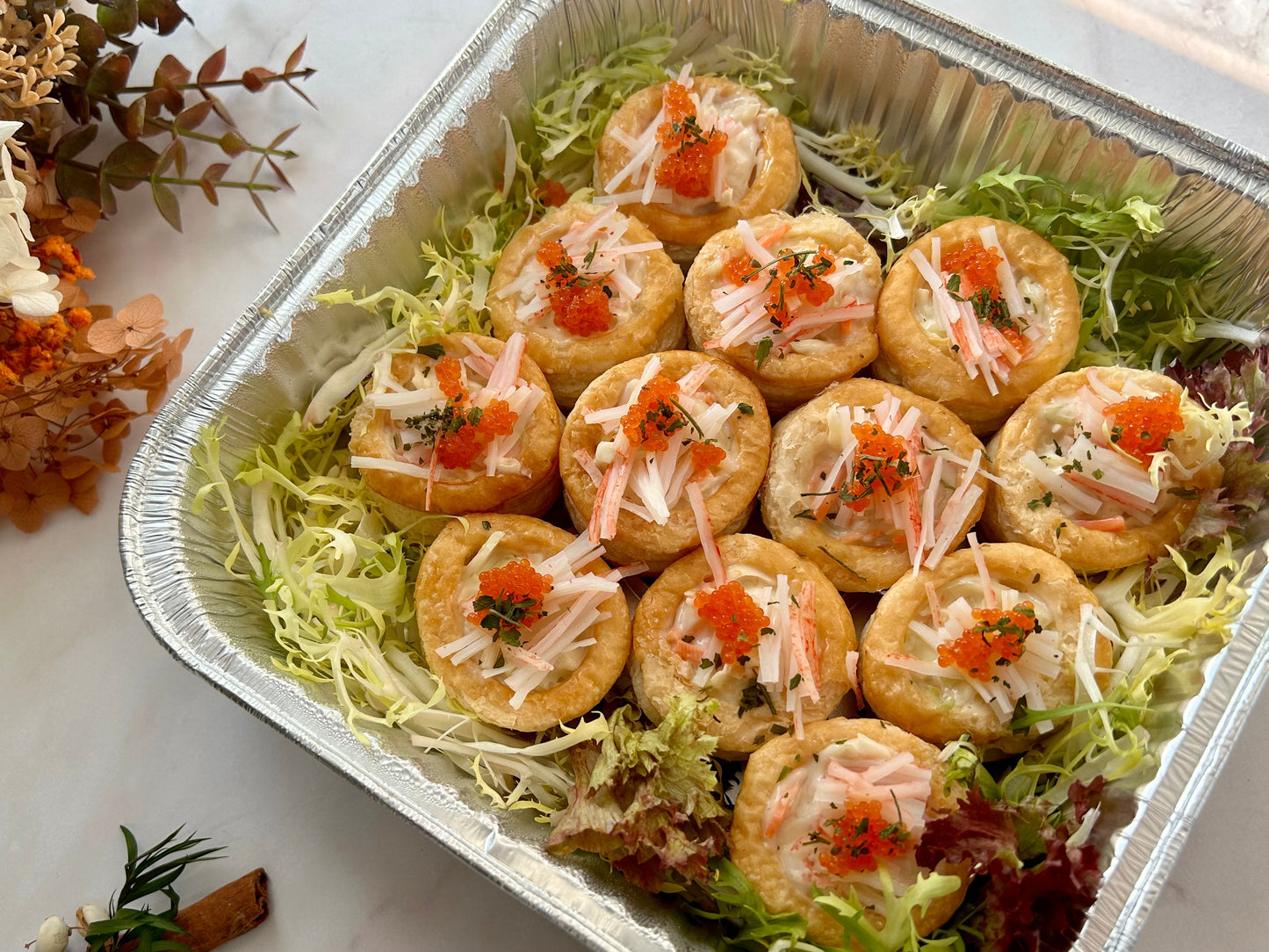 🎄聖誕限定人氣日式蟹柳酥盒,每盤8件金黃脆皮蟹柳酥配芝麻及蔥花點綴,juicy 熱騰騰脆香小食,適合冬季分享。