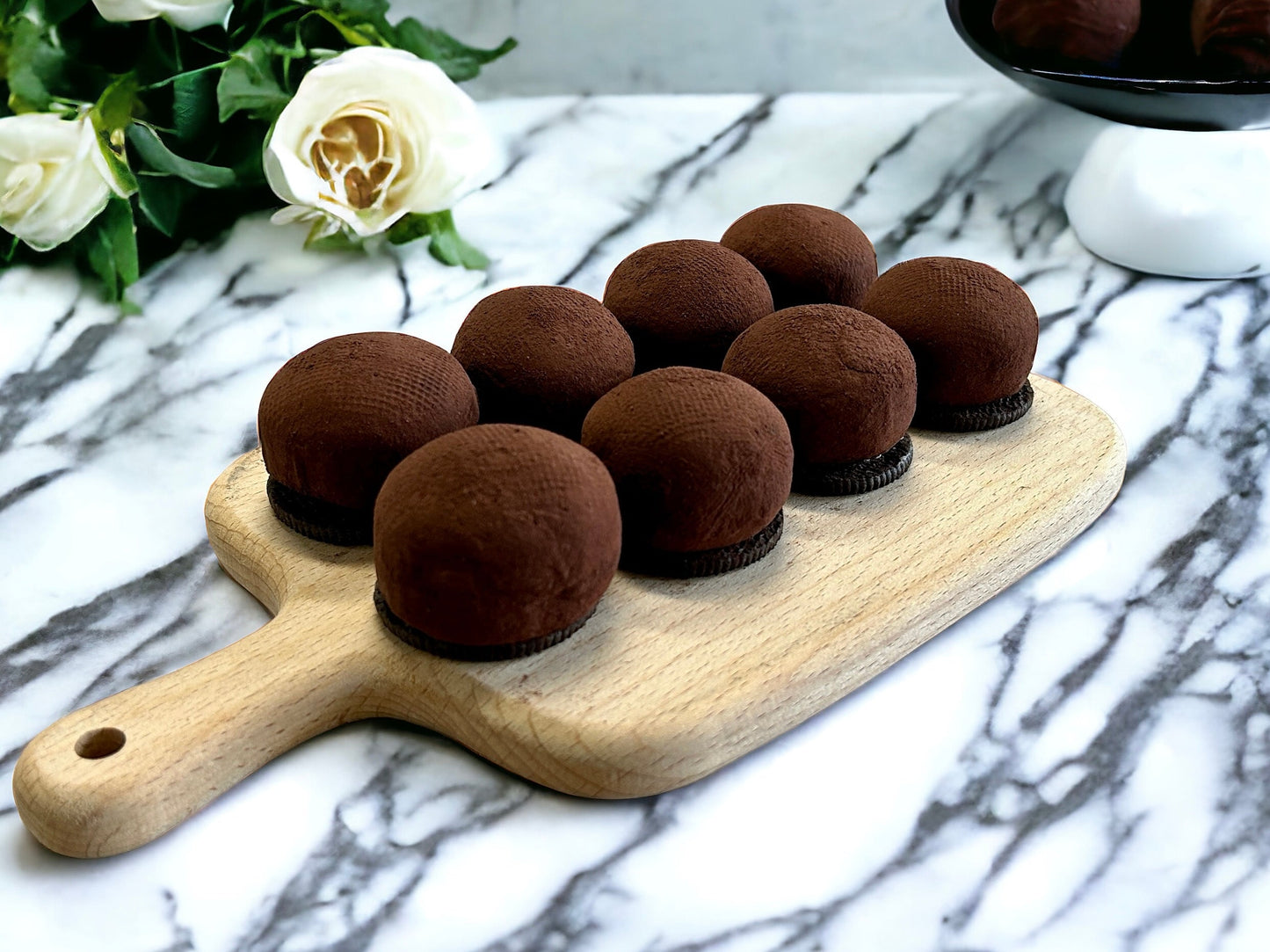 🎄聖誕限定MEGA 朱古力大褔配 OREO 餅底，每盤8件濃郁朱古力大褔配香脆 OREO 餅底，juicy 香濃冰涼甜品，適合冬季分享。