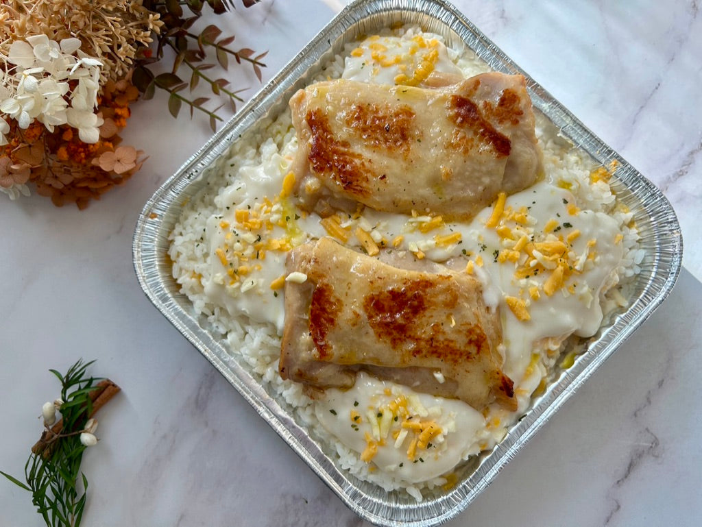 🎄聖誕限定芝士白汁野菌焗雞皇飯，約2磅嫩滑雞肉配野菌白汁芝士焗飯及香草點綴，juicy 香濃熱騰騰小食，適合冬季分享。