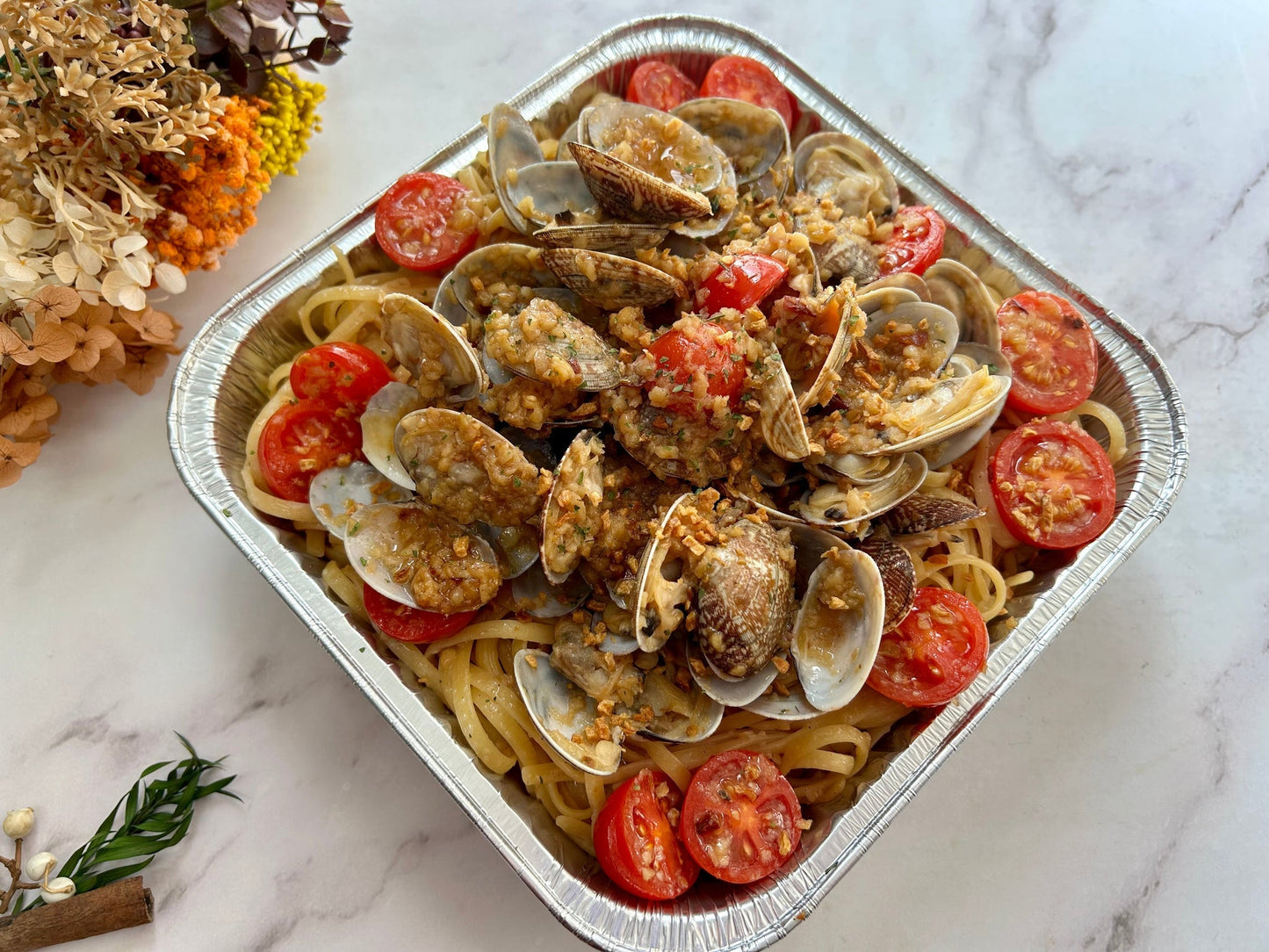 🎄聖誕限定意式風情蒜香大蜆意粉，約2磅新鮮大蜆配蒜香白酒醬汁意粉及香草點綴，juicy 鮮甜熱騰騰小食，適合冬季分享。