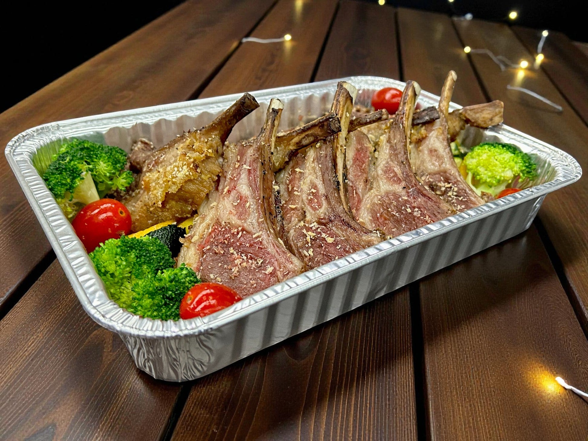 🎄聖誕限定香烤法式寶雲酥羊架配蜜糖芥末，每盤8件金黃酥脆羊架配蜜糖芥末醬汁，juicy 嫩滑熱騰騰小食，適合冬季分享。