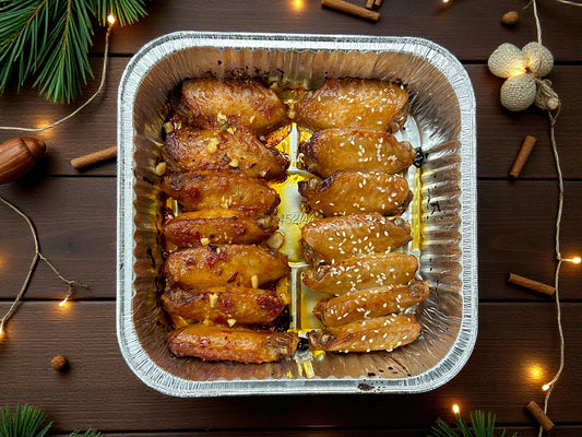 🎄聖誕限定經典雙味雞翼拼盤，蜜糖甜脆雞翼配麻辣刺激口感，14件每盤金黃紅綠節日配色，冬季熱騰騰分享首選，香辣誘人派對必備。