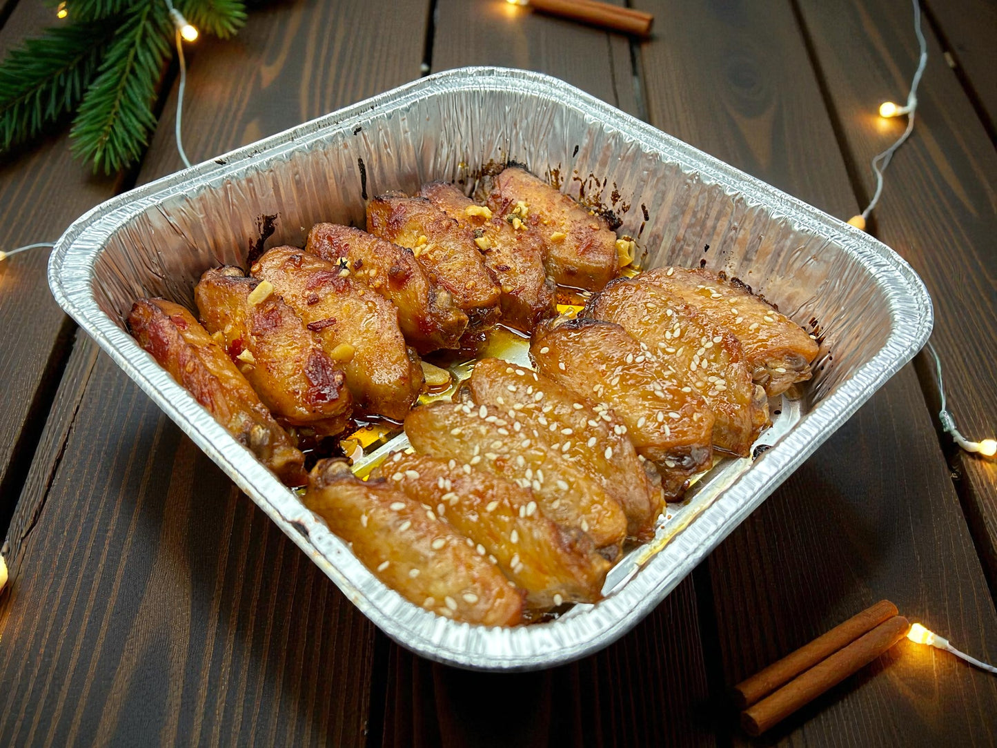 🎄聖誕限定經典雙味雞翼拼盤，蜜糖甜脆雞翼配麻辣刺激口感，14件每盤金黃紅綠節日配色，冬季熱騰騰分享首選，香辣誘人派對必備。