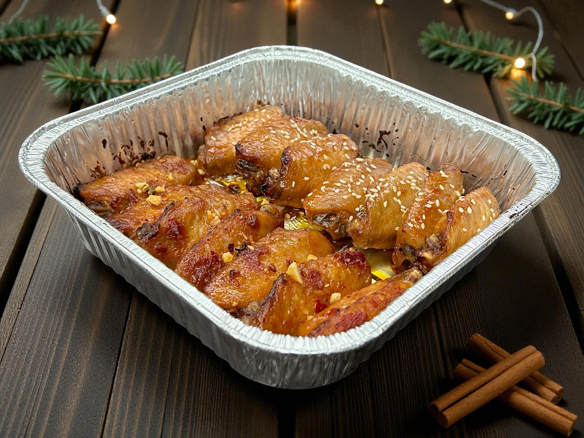 🎄聖誕限定經典雙味雞翼拼盤，蜜糖甜脆雞翼配麻辣刺激口感，14件每盤金黃紅綠節日配色，冬季熱騰騰分享首選，香辣誘人派對必備。