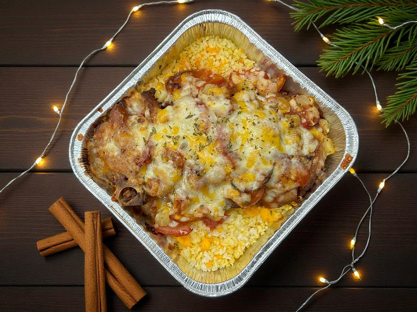 🎄聖誕限定經典熔芝茄汁焗豬扒飯，約2磅金黃焗豬扒配熔芝士車厘茄及香濃醬汁飯，juicy 嫩滑熱騰騰小食，適合冬季分享。