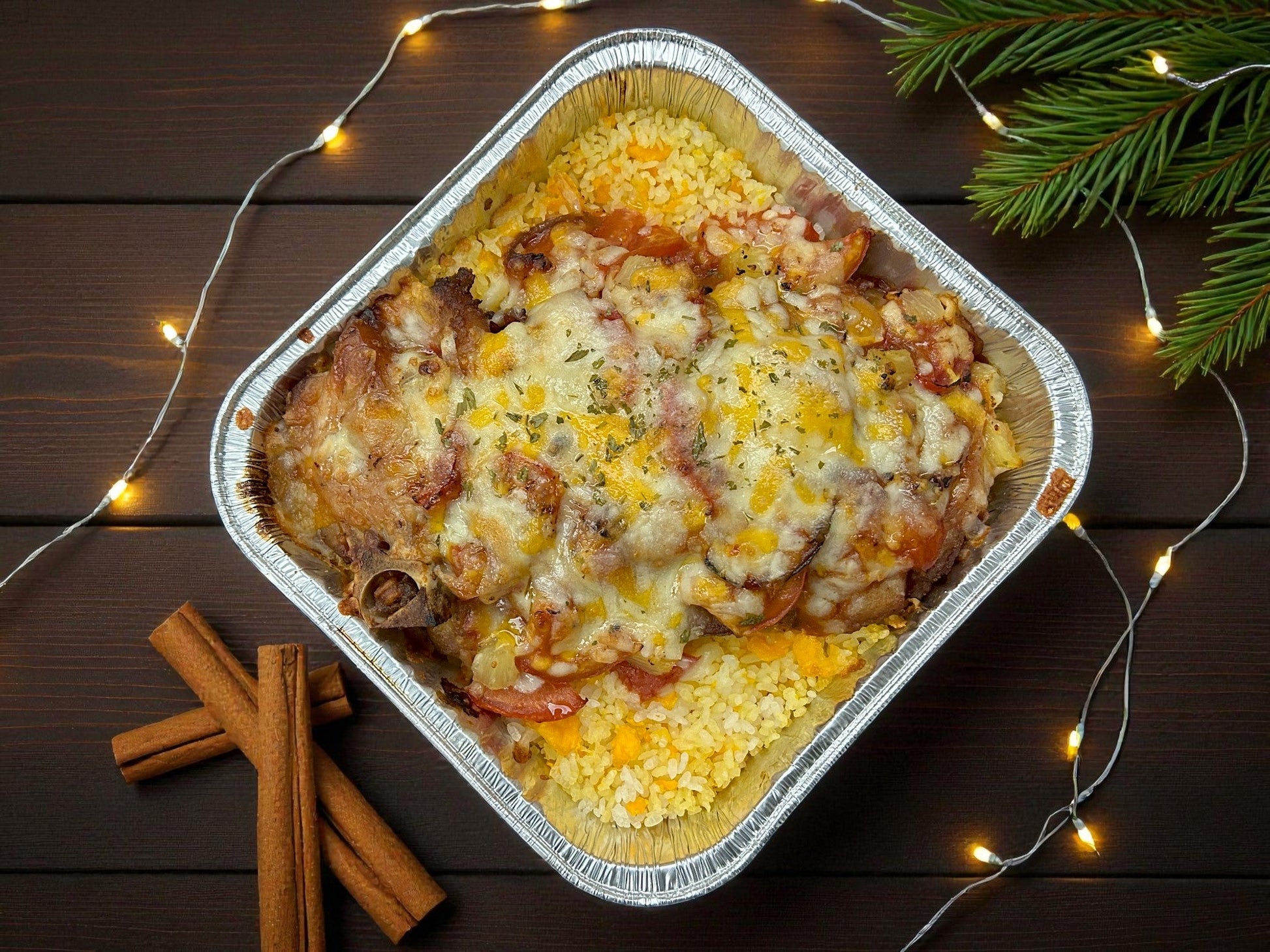 🎄聖誕限定經典熔芝茄汁焗豬扒飯，約2磅金黃焗豬扒配熔芝士車厘茄及香濃醬汁飯，juicy 嫩滑熱騰騰小食，適合冬季分享。