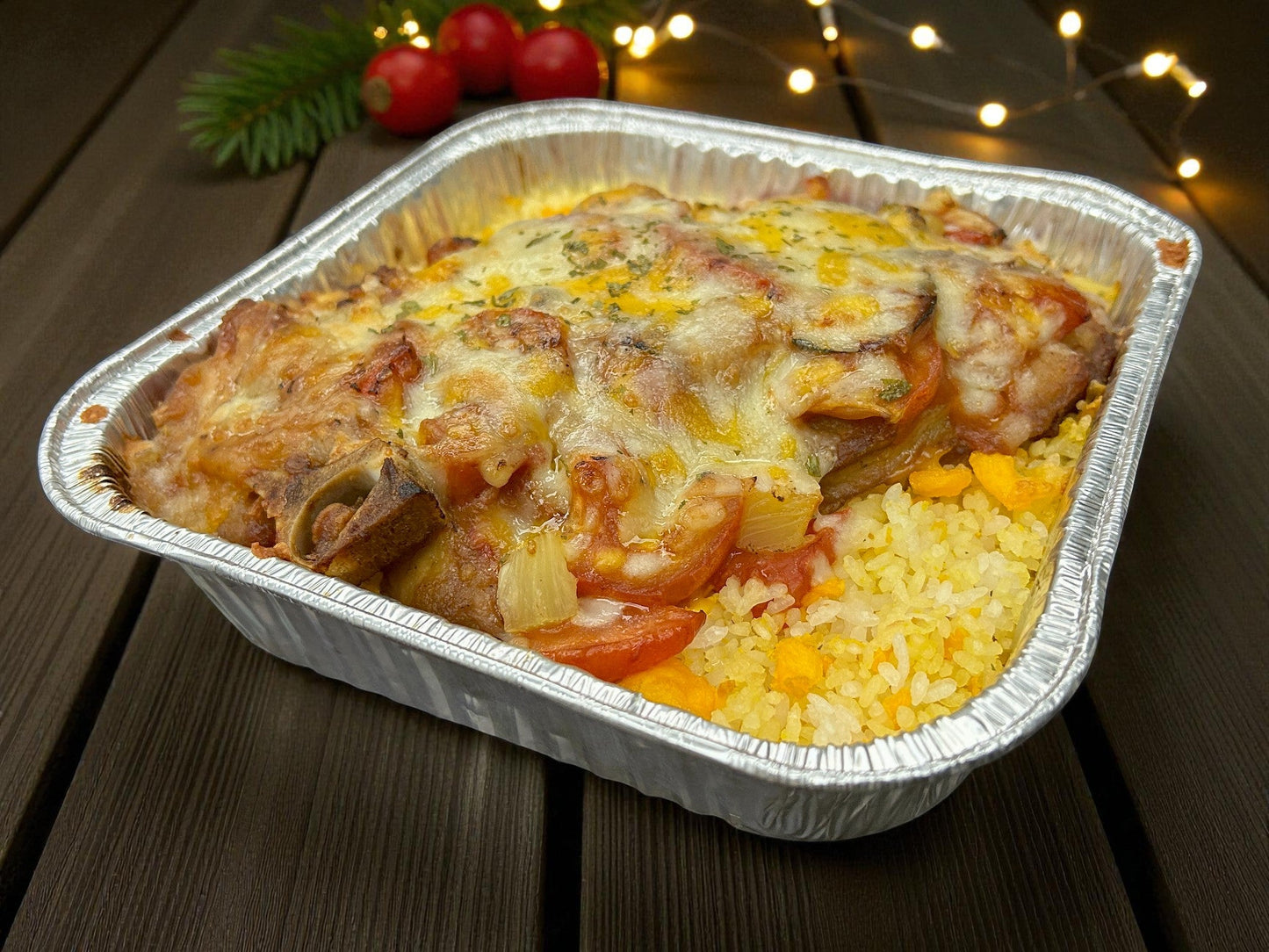 🎄聖誕限定經典熔芝茄汁焗豬扒飯，約2磅金黃焗豬扒配熔芝士車厘茄及香濃醬汁飯，juicy 嫩滑熱騰騰小食，適合冬季分享。