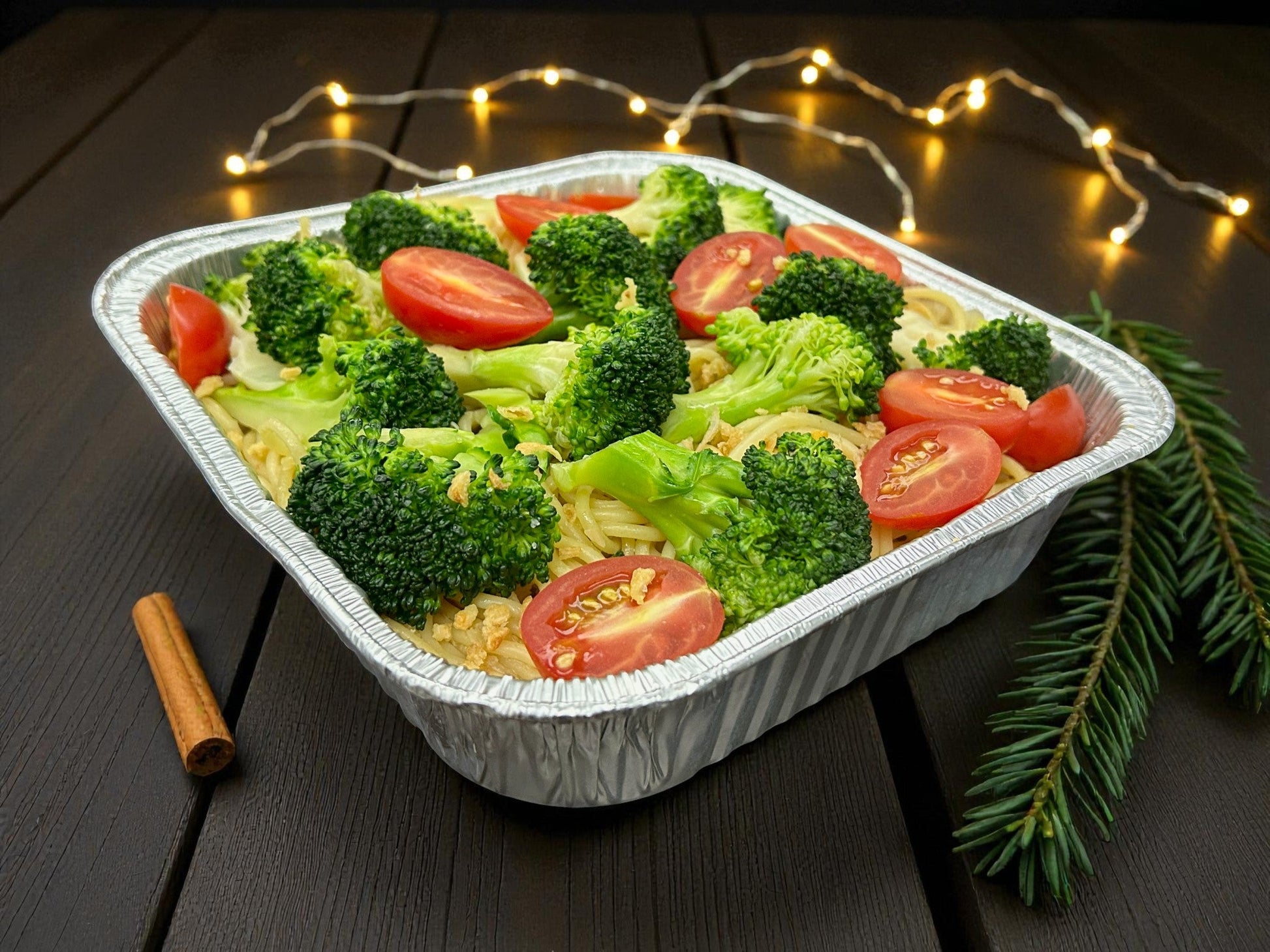 🎄聖誕限定田園西蘭花車厘茄炒意粉（辣），約2磅脆口西蘭花配新鮮車厘茄及辣椒炒意粉，juicy 香辣熱騰騰小食，適合冬季分享。