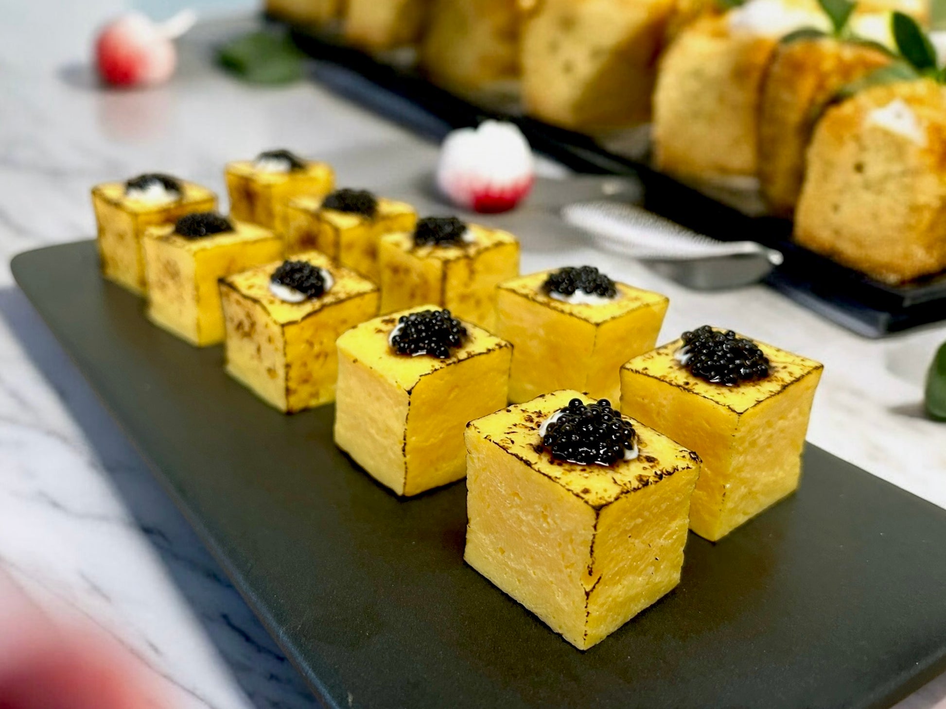 🎄聖誕限定一口黃金燒玉子配黑魚籽醬，每盤8件金黃脆皮燒玉子淋黑魚籽醬汁，juicy 嫩滑熱騰騰小食，適合冬季分享。