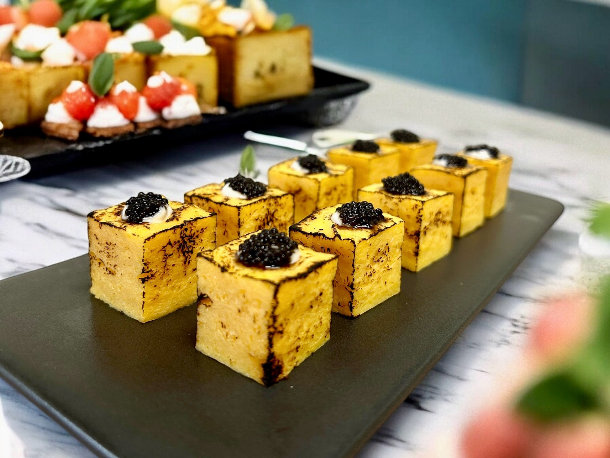 🎄聖誕限定一口黃金燒玉子配黑魚籽醬，每盤8件金黃脆皮燒玉子淋黑魚籽醬汁，juicy 嫩滑熱騰騰小食，適合冬季分享。