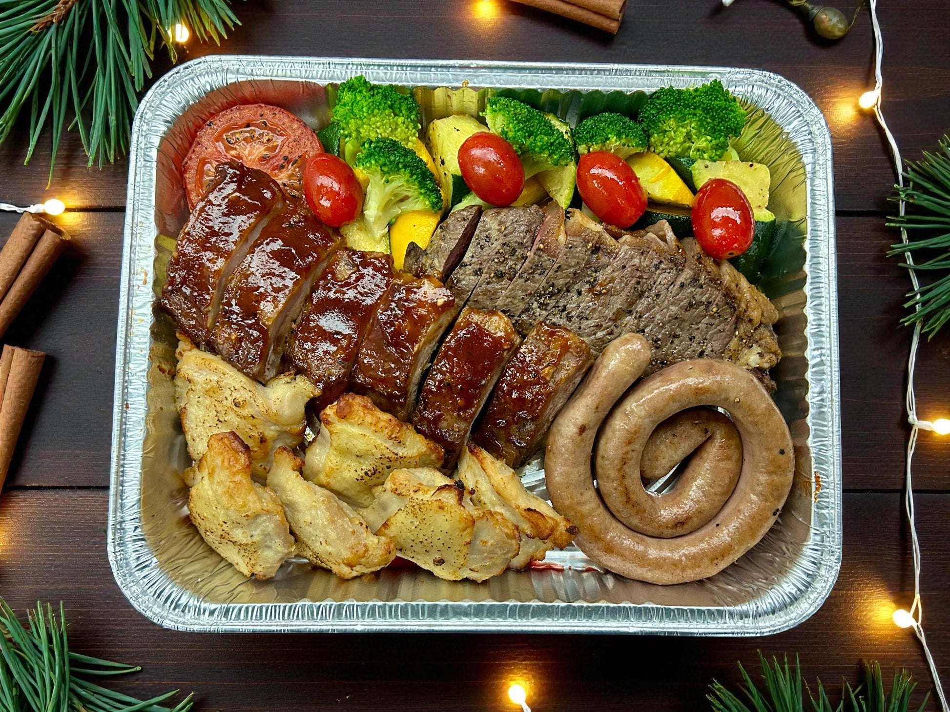 聖誕限定！節日精選大啖肉拼盤（西冷360g・雞扒3件・豬肋骨6支・蛇餅腸1條）– 肉食狂歡盛宴，汁多肉嫩，共享歡樂滋味！