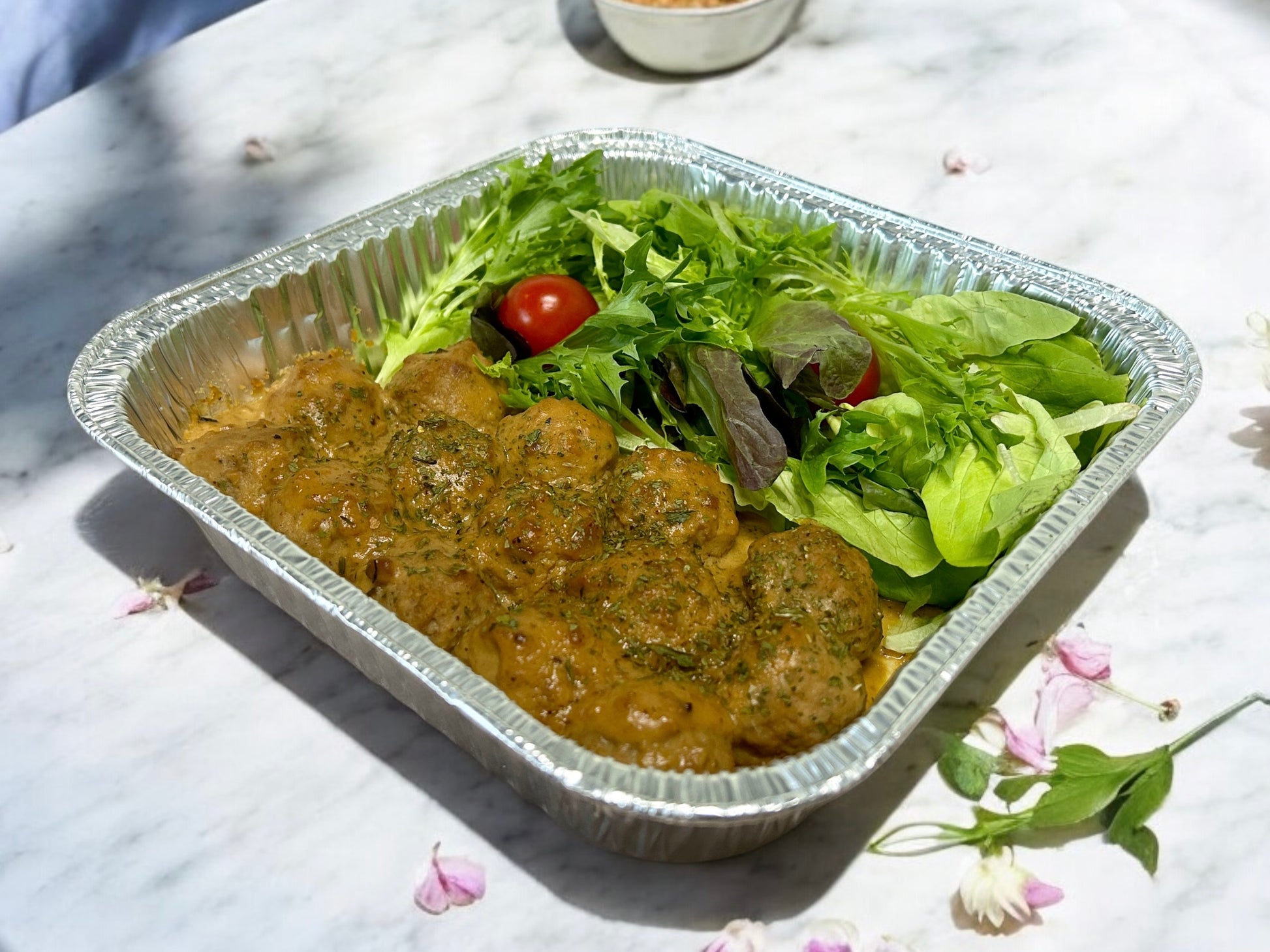 🎄聖誕限定意式肉丸配惹味沙嗲醬（牛&豬），每盤14粒嫩滑牛豬肉丸淋香辣沙嗲醬汁，juicy 多汁熱騰騰小食，適合冬季分享。