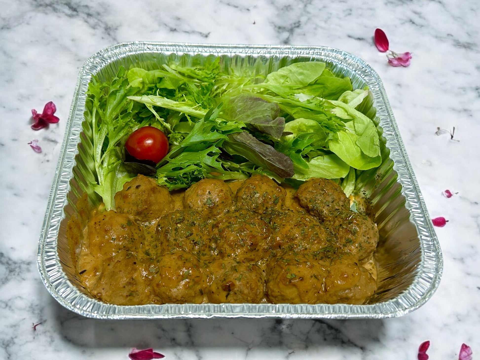 🎄聖誕限定意式肉丸配惹味沙嗲醬（牛&豬），每盤14粒嫩滑牛豬肉丸淋香辣沙嗲醬汁，juicy 多汁熱騰騰小食，適合冬季分享。