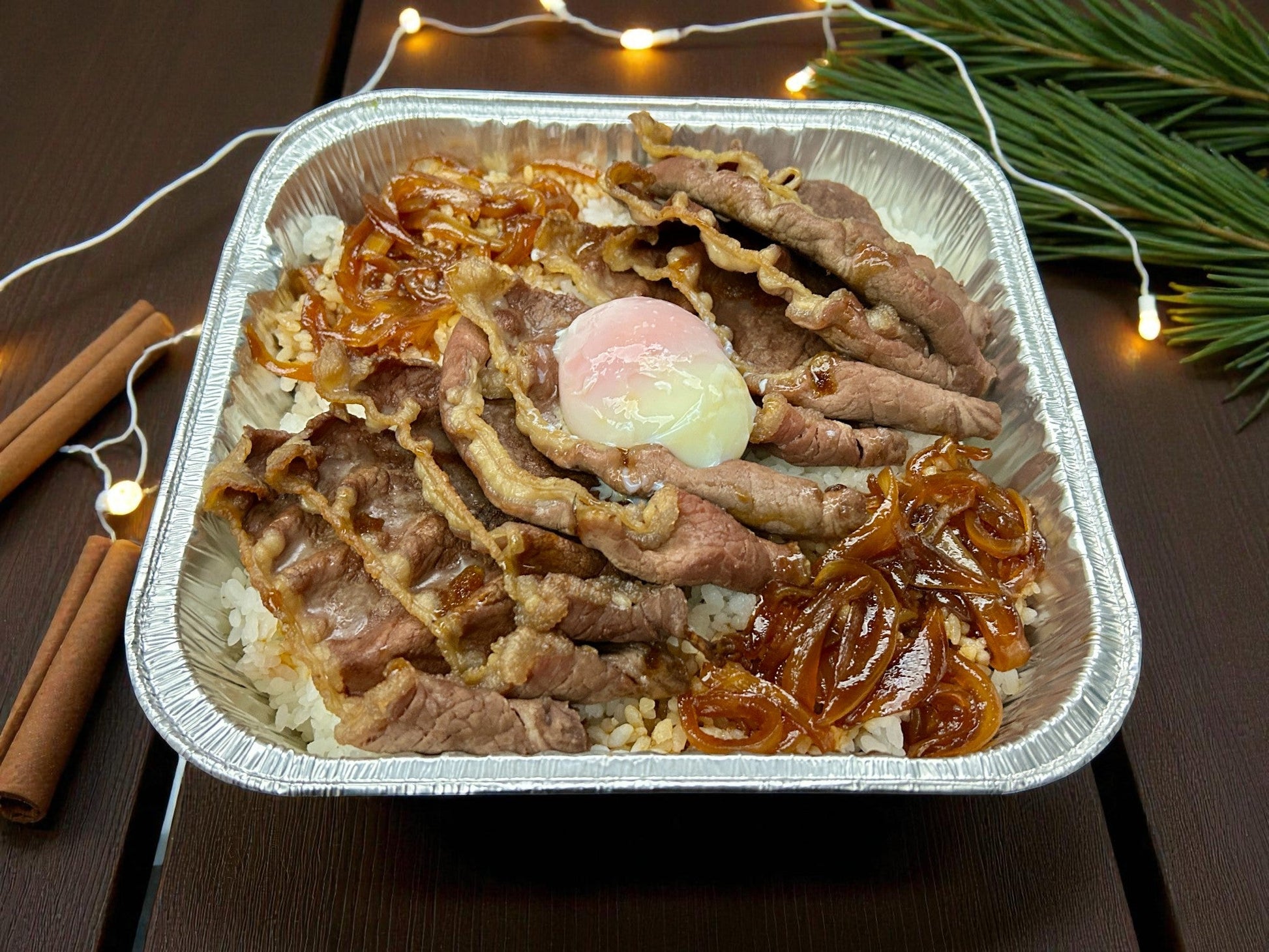 🎄聖誕限定和風西冷牛肉溫泉蛋飯，約2磅嫩滑西冷牛肉配流心溫泉蛋及香濃醬汁飯，juicy 鮮嫩熱騰騰小食，適合冬季分享。