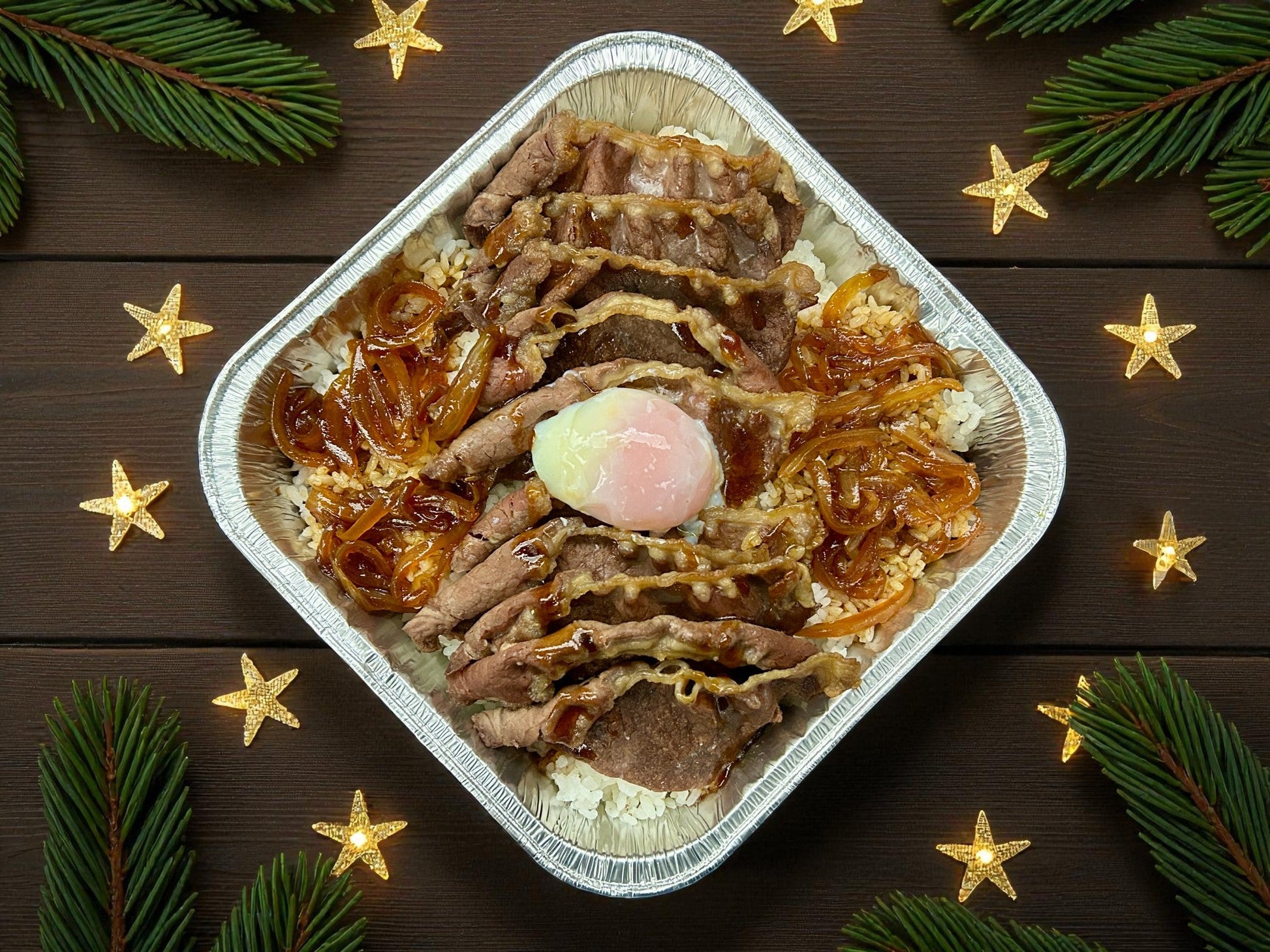 🎄聖誕限定和風西冷牛肉溫泉蛋飯，約2磅嫩滑西冷牛肉配流心溫泉蛋及香濃醬汁飯，juicy 鮮嫩熱騰騰小食，適合冬季分享。
