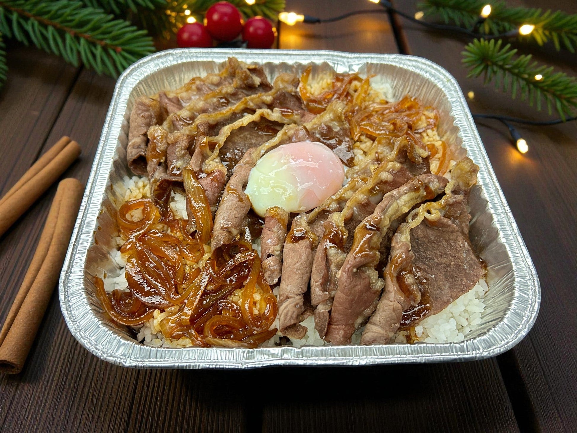 🎄聖誕限定和風西冷牛肉溫泉蛋飯，約2磅嫩滑西冷牛肉配流心溫泉蛋及香濃醬汁飯，juicy 鮮嫩熱騰騰小食，適合冬季分享。