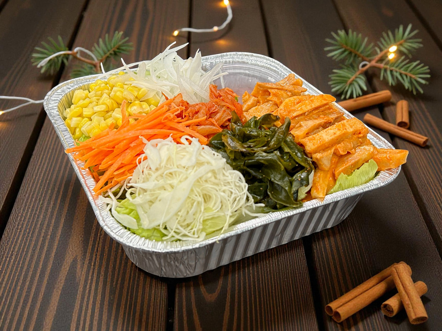 🎄聖誕限定韓風涼拌雞絲沙律正面圖，細嫩雞絲配微辣韓式醬汁及蔬菜，紅綠節日配色，約2磅，冬季韓式分享首選。