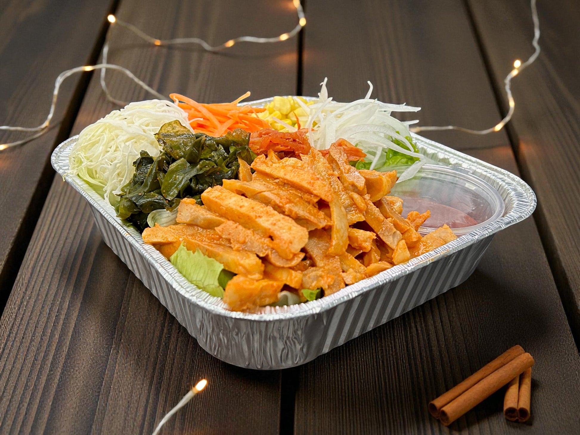 🎄聖誕限定韓風涼拌雞絲沙律正面圖，細嫩雞絲配微辣韓式醬汁及蔬菜，紅綠節日配色，約2磅，冬季韓式分享首選。