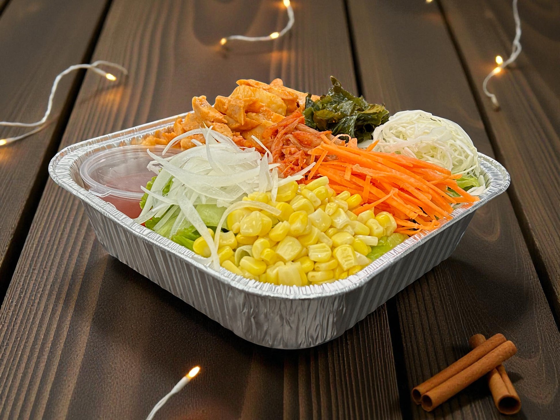 🎄聖誕限定韓風涼拌雞絲沙律正面圖，細嫩雞絲配微辣韓式醬汁及蔬菜，紅綠節日配色，約2磅，冬季韓式分享首選。