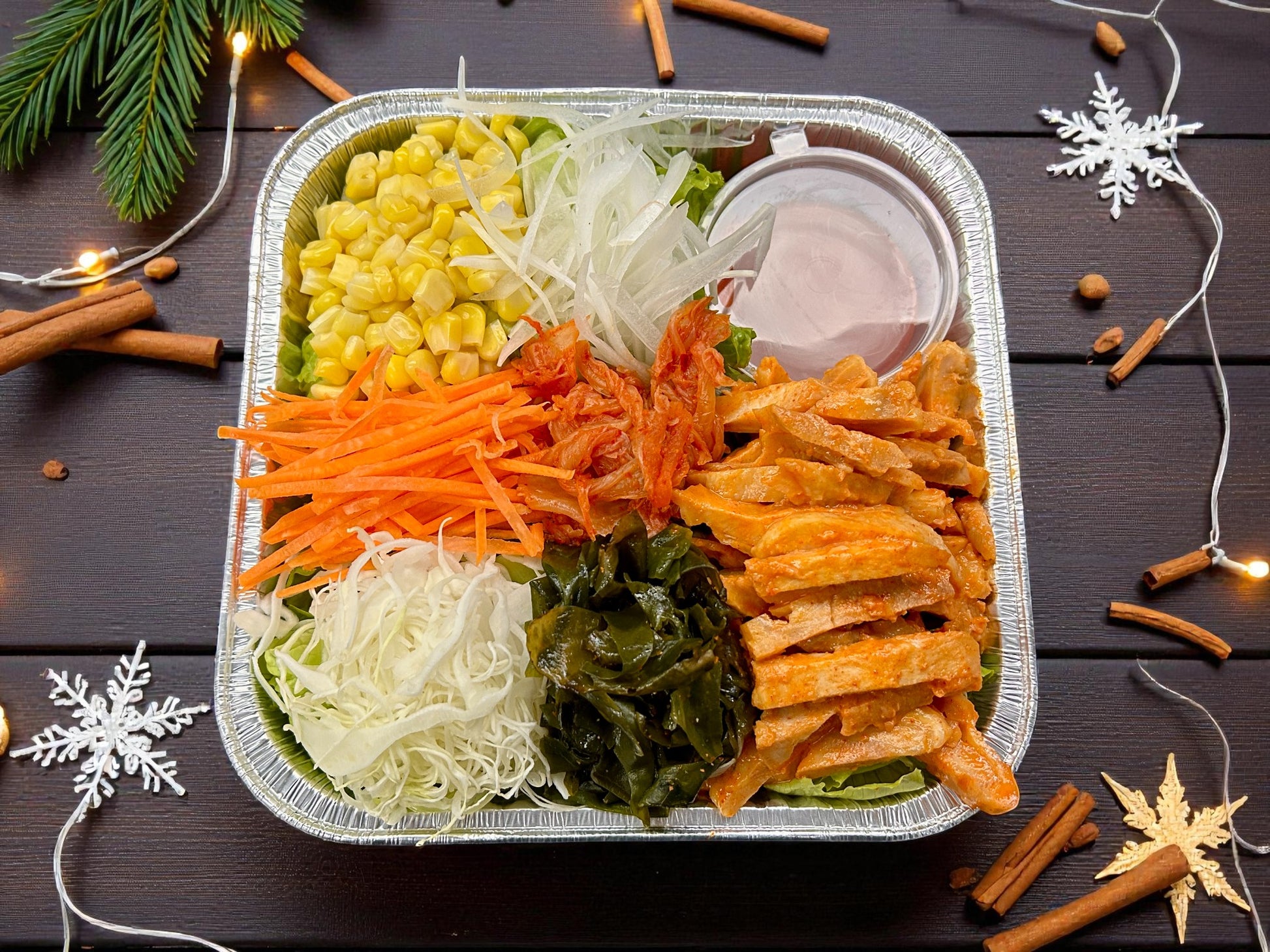 🎄聖誕限定韓風涼拌雞絲沙律正面圖，細嫩雞絲配微辣韓式醬汁及蔬菜，紅綠節日配色，約2磅，冬季韓式分享首選。