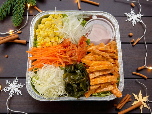 🎄聖誕限定韓風涼拌雞絲沙律正面圖，細嫩雞絲配微辣韓式醬汁及蔬菜，紅綠節日配色，約2磅，冬季韓式分享首選。