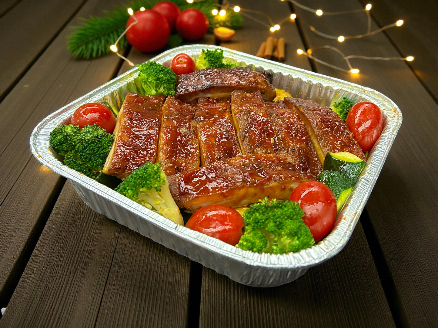 🎄聖誕限定韓風濃醬炙燒豬肋骨（微辣），每盤8件金黃炙燒豬肋骨淋濃郁韓式微辣醬汁，juicy 嫩滑熱騰騰小食，適合冬季分享。