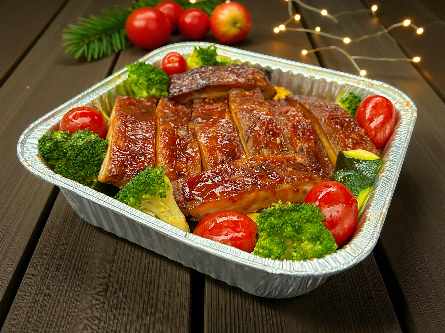 🎄聖誕限定韓風濃醬炙燒豬肋骨（微辣），每盤8件金黃炙燒豬肋骨淋濃郁韓式微辣醬汁，juicy 嫩滑熱騰騰小食，適合冬季分享。