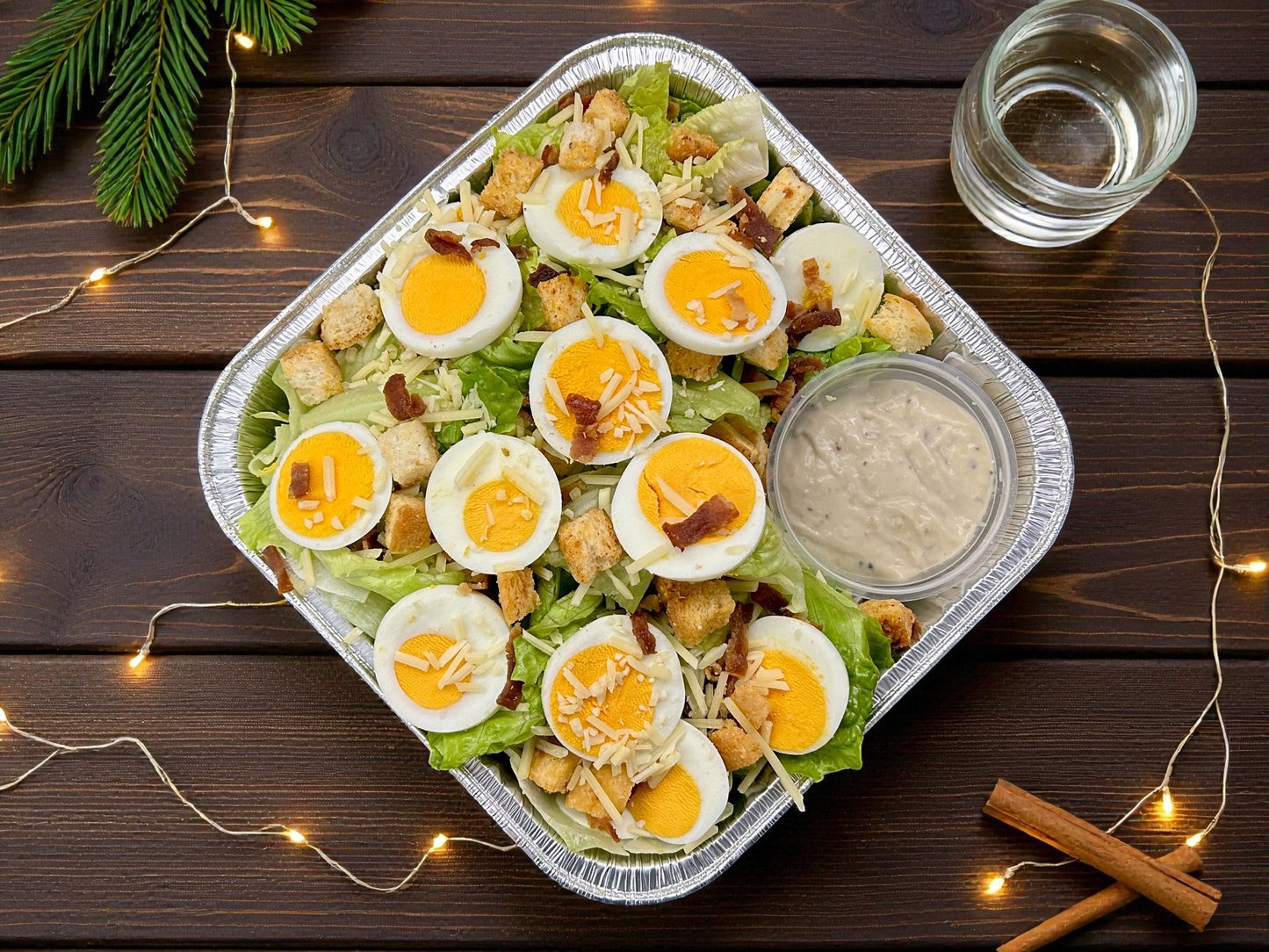 🎄聖誕限定Mama經典凱撒沙律正面圖，酥脆羅馬生菜配Parmesan芝士及麵包丁，紅綠節日配色，約1.5磅，冬季經典分享。