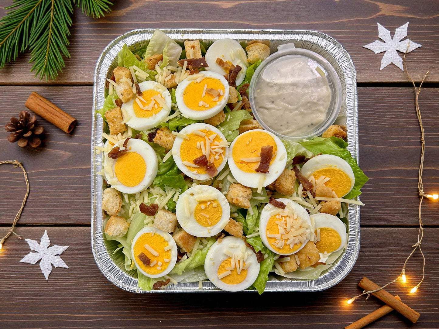 🎄聖誕限定Mama經典凱撒沙律正面圖，酥脆羅馬生菜配Parmesan芝士及麵包丁，紅綠節日配色，約1.5磅，冬季經典分享。