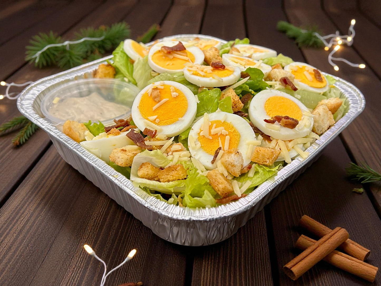 🎄聖誕限定Mama經典凱撒沙律正面圖，酥脆羅馬生菜配Parmesan芝士及麵包丁，紅綠節日配色，約1.5磅，冬季經典分享。