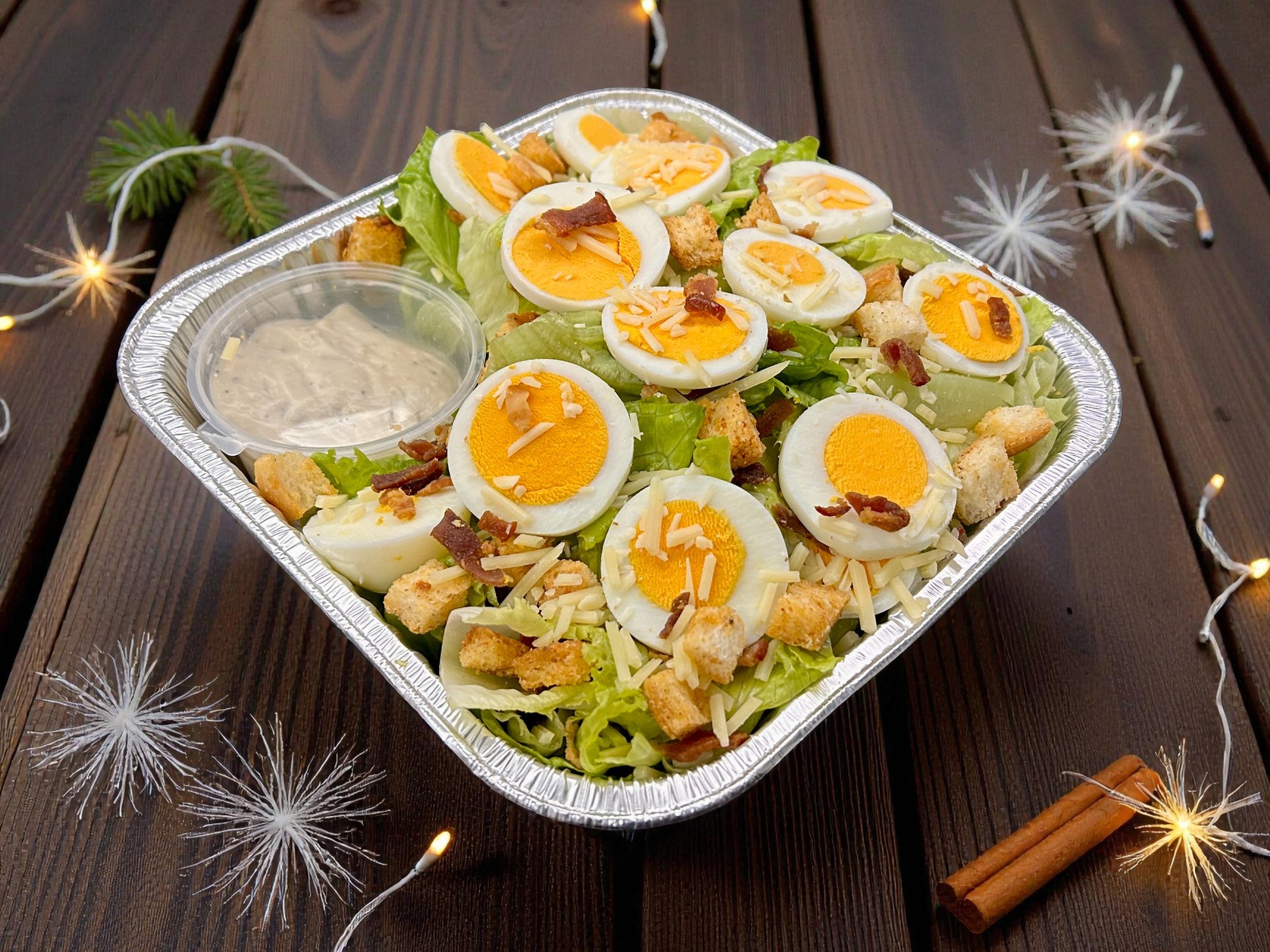 🎄聖誕限定Mama經典凱撒沙律正面圖，酥脆羅馬生菜配Parmesan芝士及麵包丁，紅綠節日配色，約1.5磅，冬季經典分享。