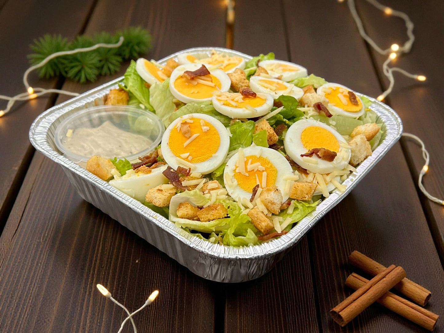 🎄聖誕限定Mama經典凱撒沙律正面圖，酥脆羅馬生菜配Parmesan芝士及麵包丁，紅綠節日配色，約1.5磅，冬季經典分享。