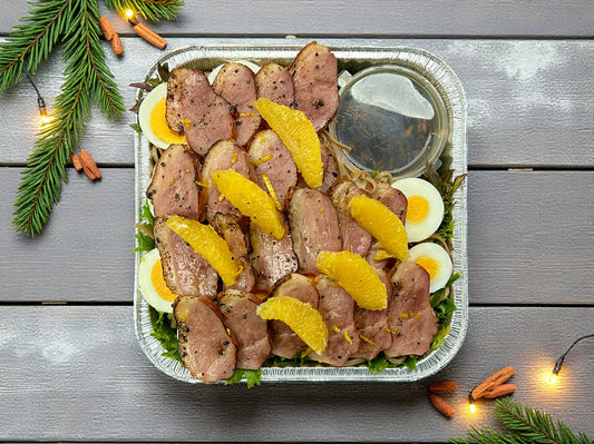 🎄聖誕限定節慶香橙鴨胸蕎麥麵沙律正面圖，嫩鴨胸片配酸甜香橙及蕎麥麵，紅綠節日色彩，約2磅，冬季分享首選。
