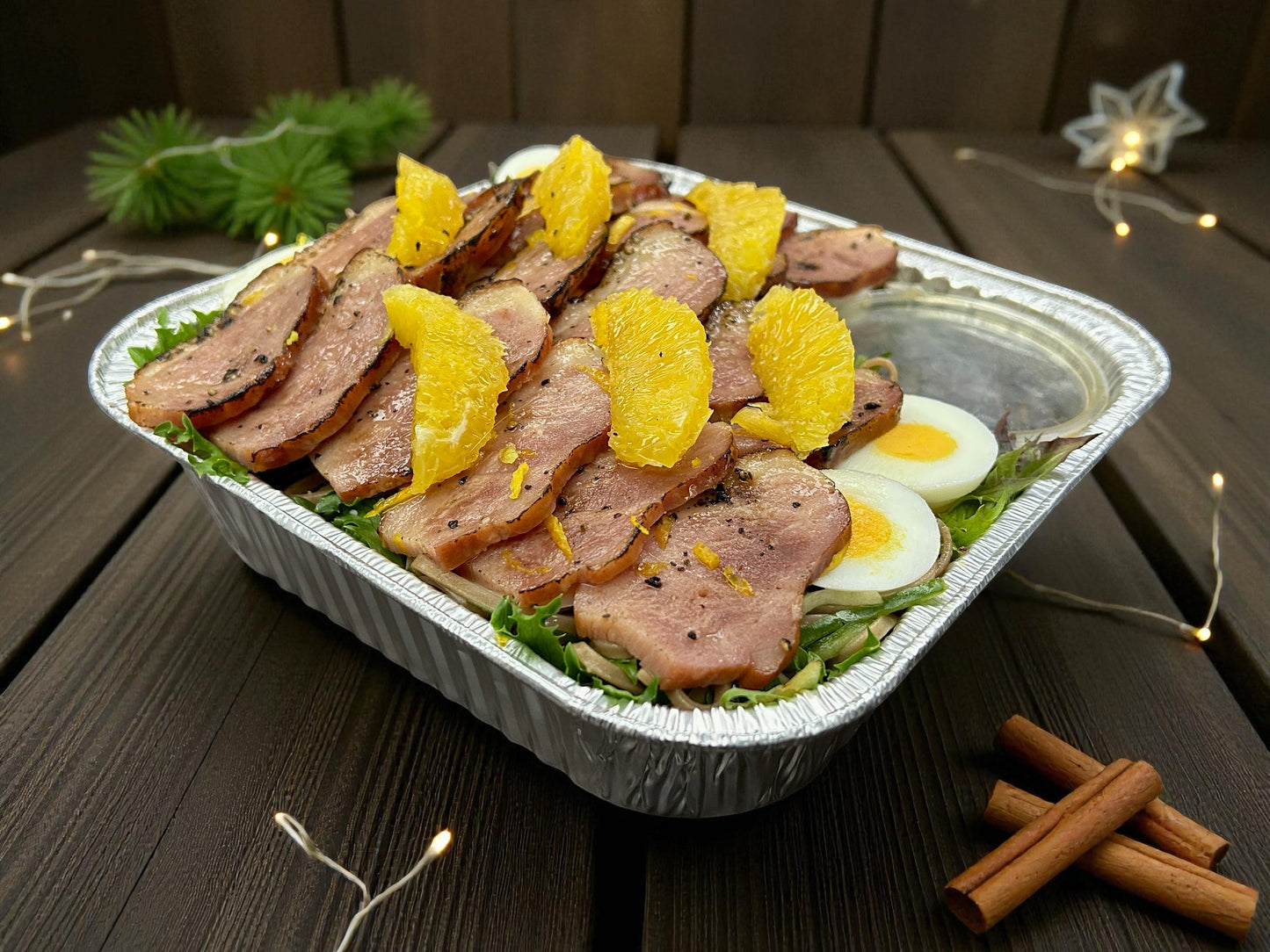 🎄聖誕限定節慶香橙鴨胸蕎麥麵沙律正面圖，嫩鴨胸片配酸甜香橙及蕎麥麵，紅綠節日色彩，約2磅，冬季分享首選。