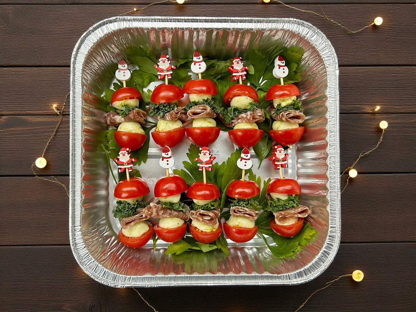 🎄聖誕限定派對芝茄沙樂美串（水牛芝士、沙樂美腸、車厘茄），每盤10件新鮮水牛芝士配沙樂美腸及車厘茄串燒，juicy 鮮嫩熱騰騰小食，適合冬季分享。