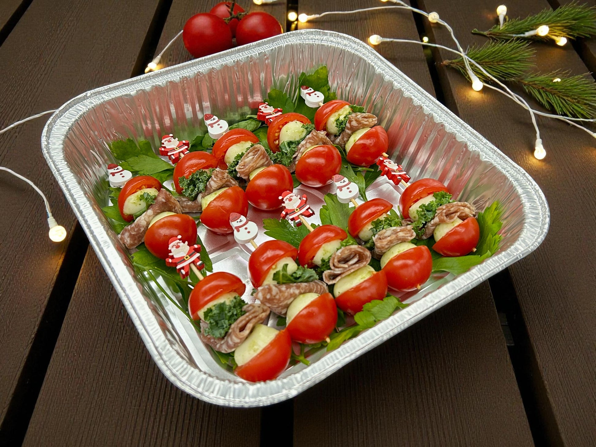 🎄聖誕限定派對芝茄沙樂美串（水牛芝士、沙樂美腸、車厘茄），每盤10件新鮮水牛芝士配沙樂美腸及車厘茄串燒，juicy 鮮嫩熱騰騰小食，適合冬季分享。