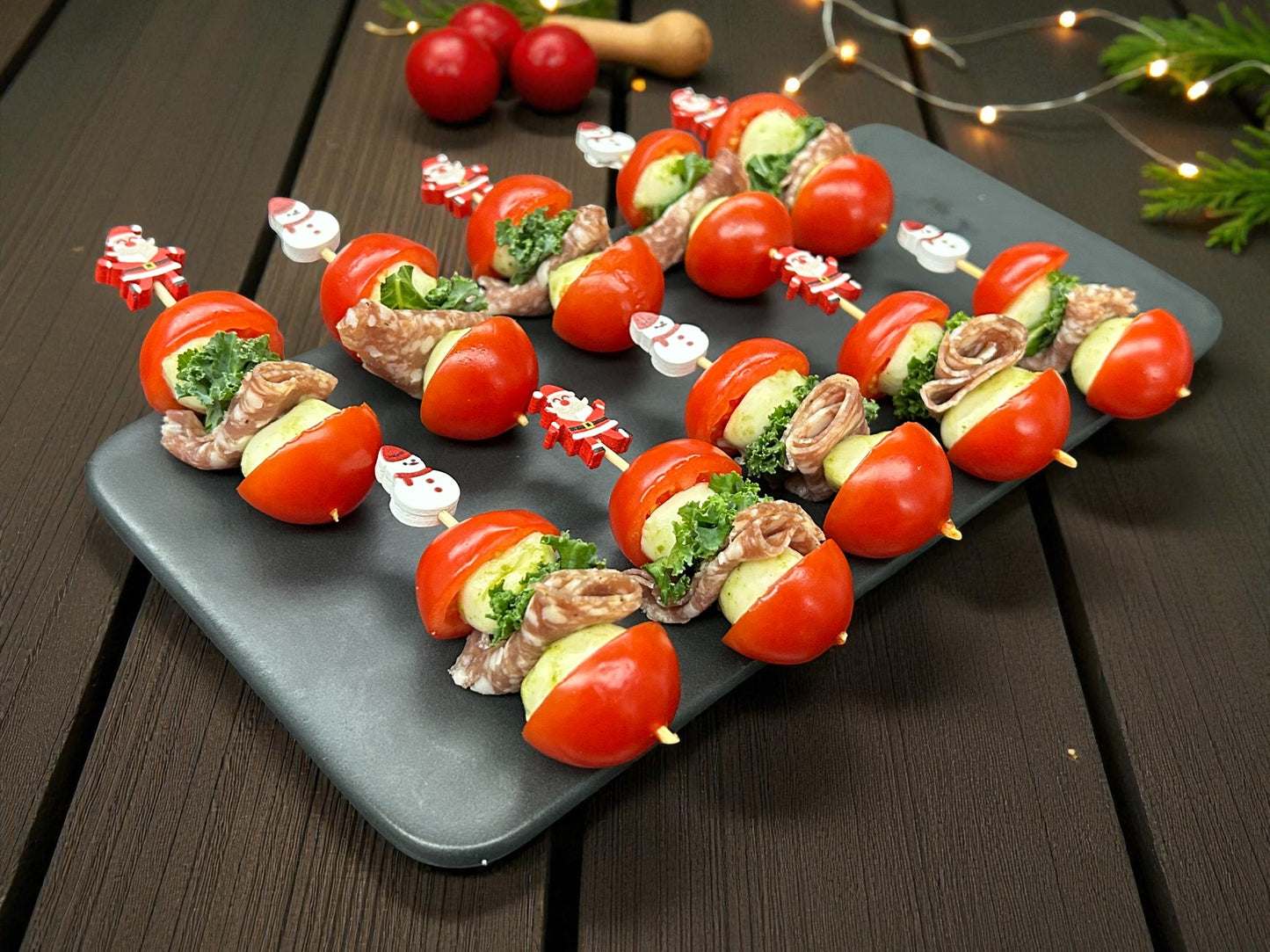 🎄聖誕限定派對芝茄沙樂美串（水牛芝士、沙樂美腸、車厘茄），每盤10件新鮮水牛芝士配沙樂美腸及車厘茄串燒，juicy 鮮嫩熱騰騰小食，適合冬季分享。