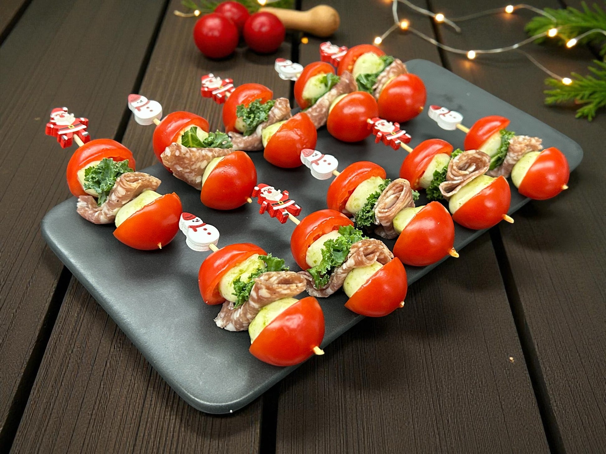 🎄聖誕限定派對芝茄沙樂美串（水牛芝士、沙樂美腸、車厘茄），每盤10件新鮮水牛芝士配沙樂美腸及車厘茄串燒，juicy 鮮嫩熱騰騰小食，適合冬季分享。