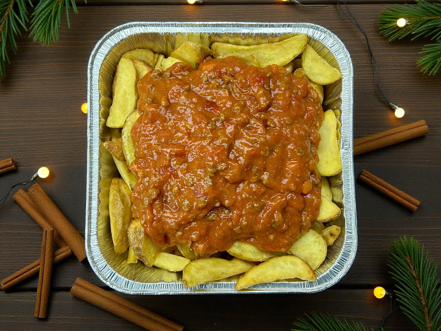 🎄聖誕限定香烤薯角配愛爾蘭肉醬，約2磅金黃脆皮薯角淋香濃肉醬及香草點綴，juicy 熱騰騰滿足小食，適合冬季分享。