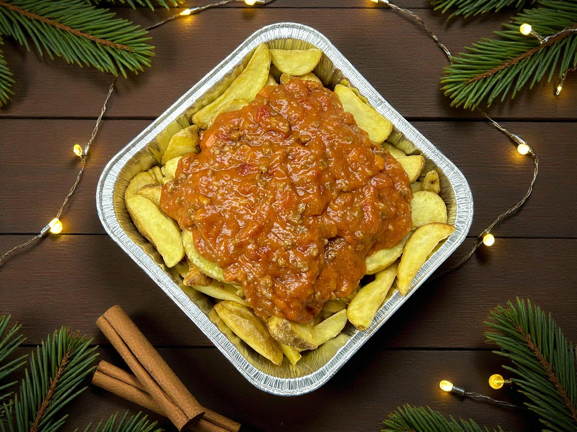 🎄聖誕限定香烤薯角配愛爾蘭肉醬，約2磅金黃脆皮薯角淋香濃肉醬及香草點綴，juicy 熱騰騰滿足小食，適合冬季分享。