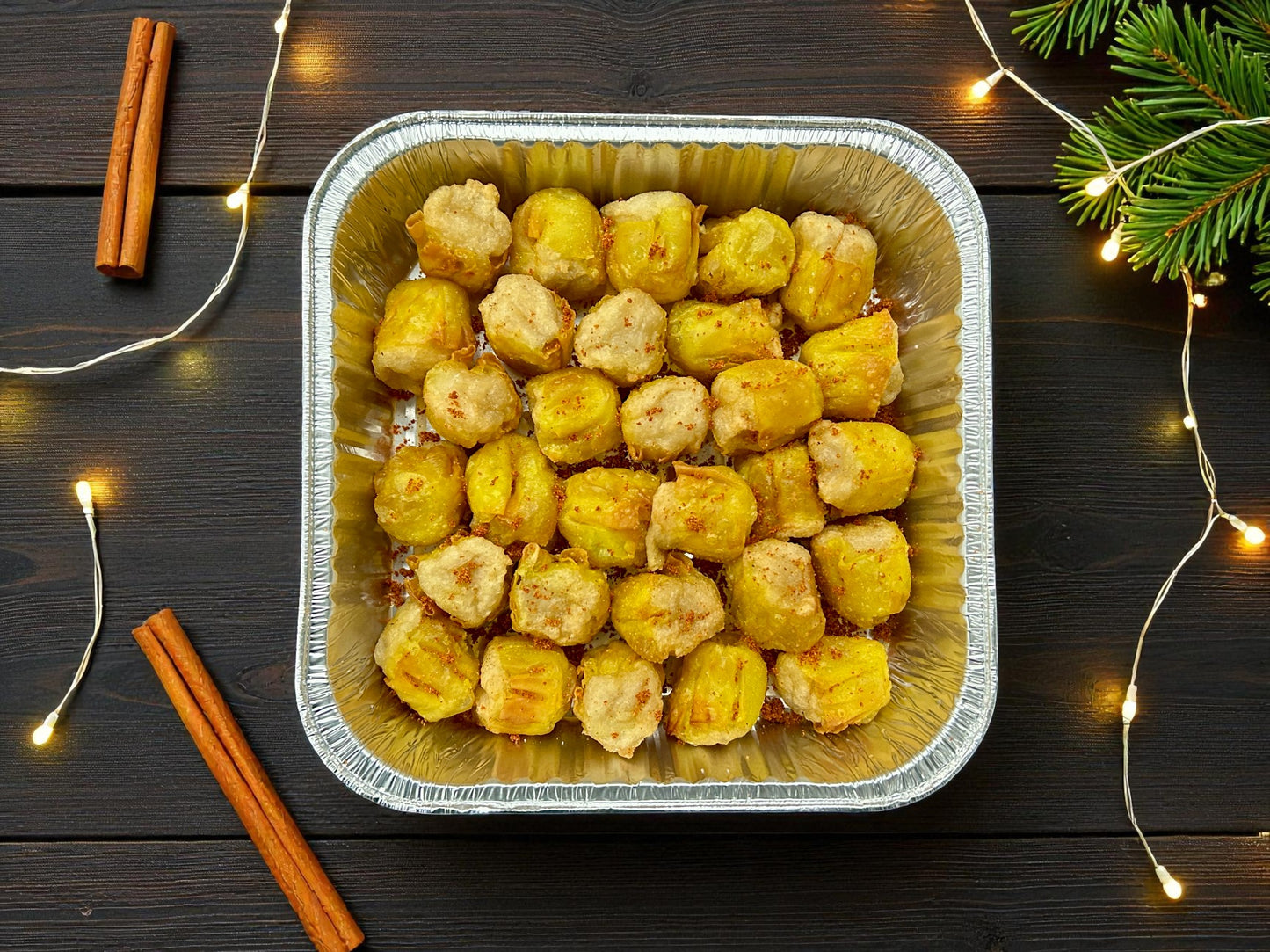 🎄聖誕限定特色椒鹽番茄脆燒賣，每盤30件金黃脆皮番茄燒賣配香辣椒鹽，juicy 內餡熱騰騰爆汁，紅綠節日配色適合冬季分享，誘人脆香小食。