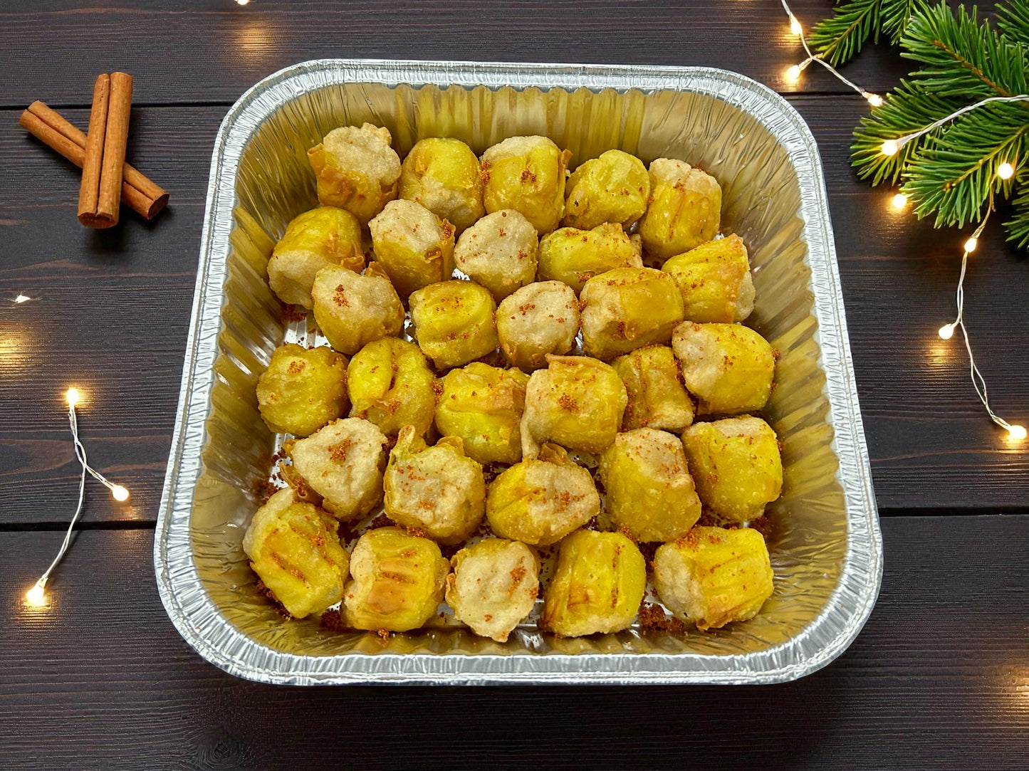 🎄聖誕限定特色椒鹽番茄脆燒賣，每盤30件金黃脆皮番茄燒賣配香辣椒鹽，juicy 內餡熱騰騰爆汁，紅綠節日配色適合冬季分享，誘人脆香小食。