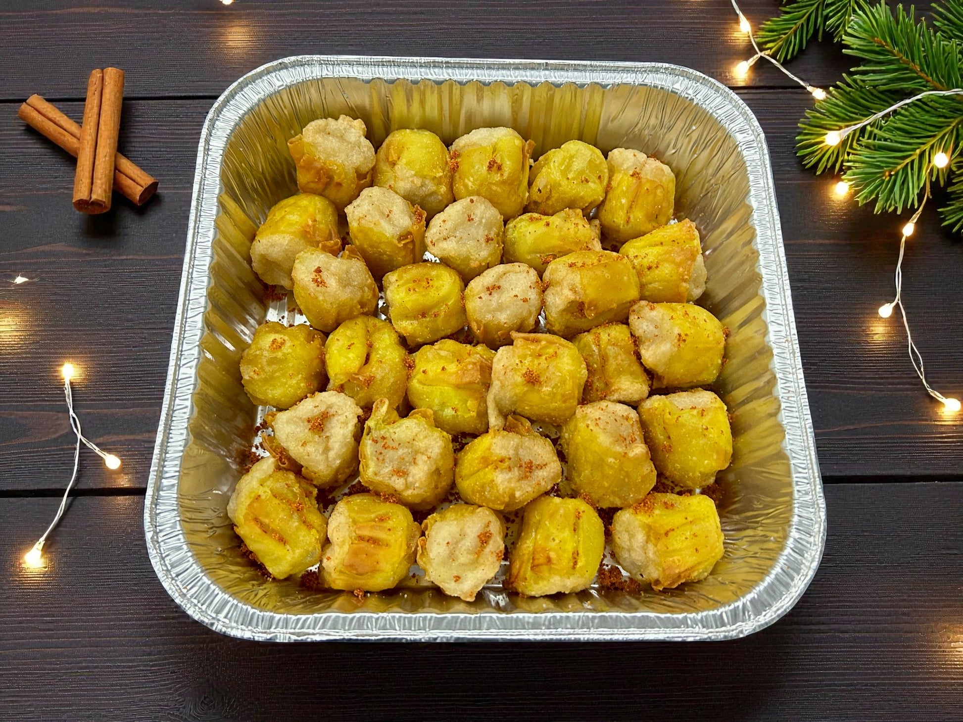 🎄聖誕限定特色椒鹽番茄脆燒賣，每盤30件金黃脆皮番茄燒賣配香辣椒鹽，juicy 內餡熱騰騰爆汁，紅綠節日配色適合冬季分享，誘人脆香小食。