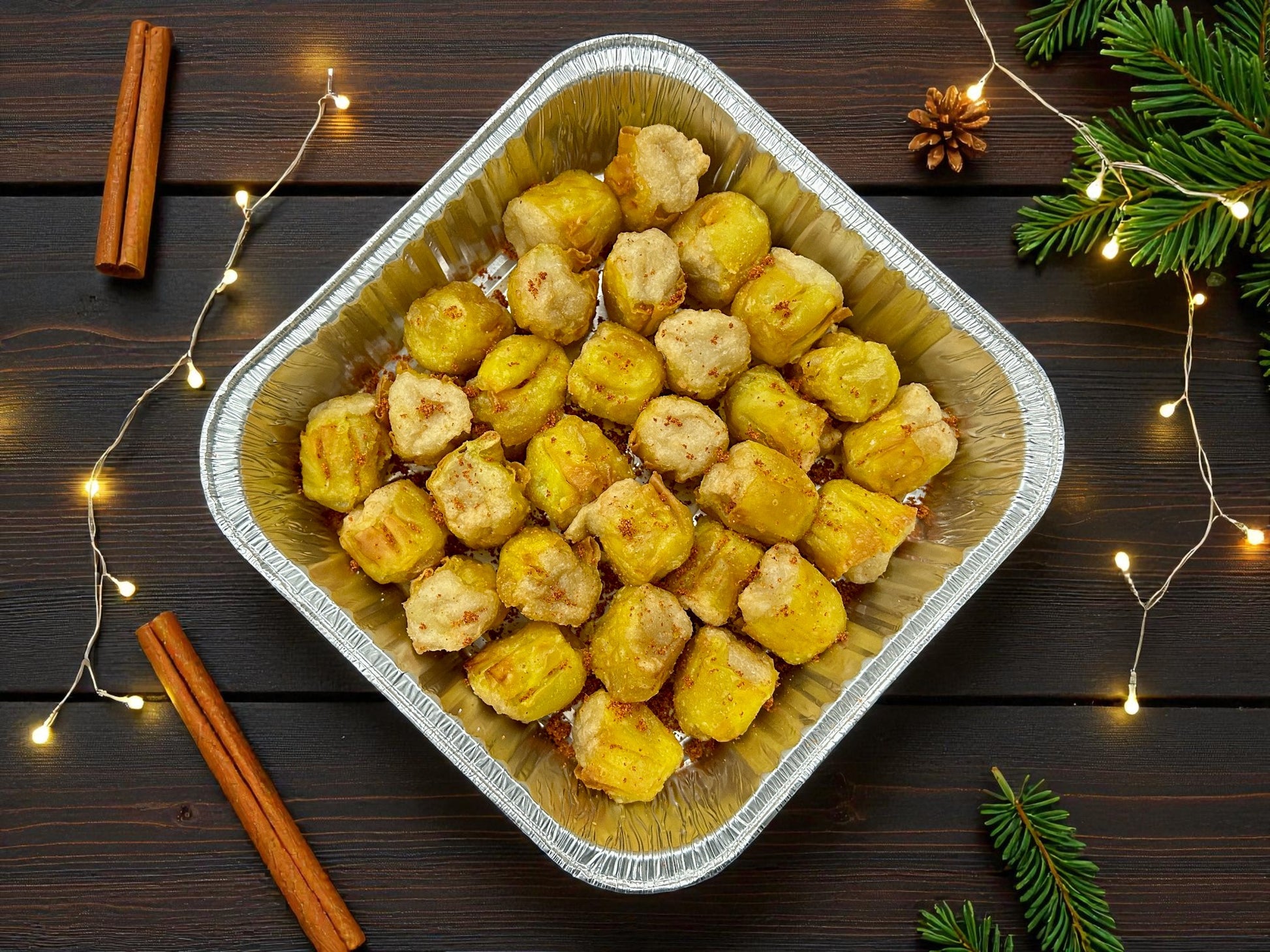 🎄聖誕限定特色椒鹽番茄脆燒賣，每盤30件金黃脆皮番茄燒賣配香辣椒鹽，juicy 內餡熱騰騰爆汁，紅綠節日配色適合冬季分享，誘人脆香小食。