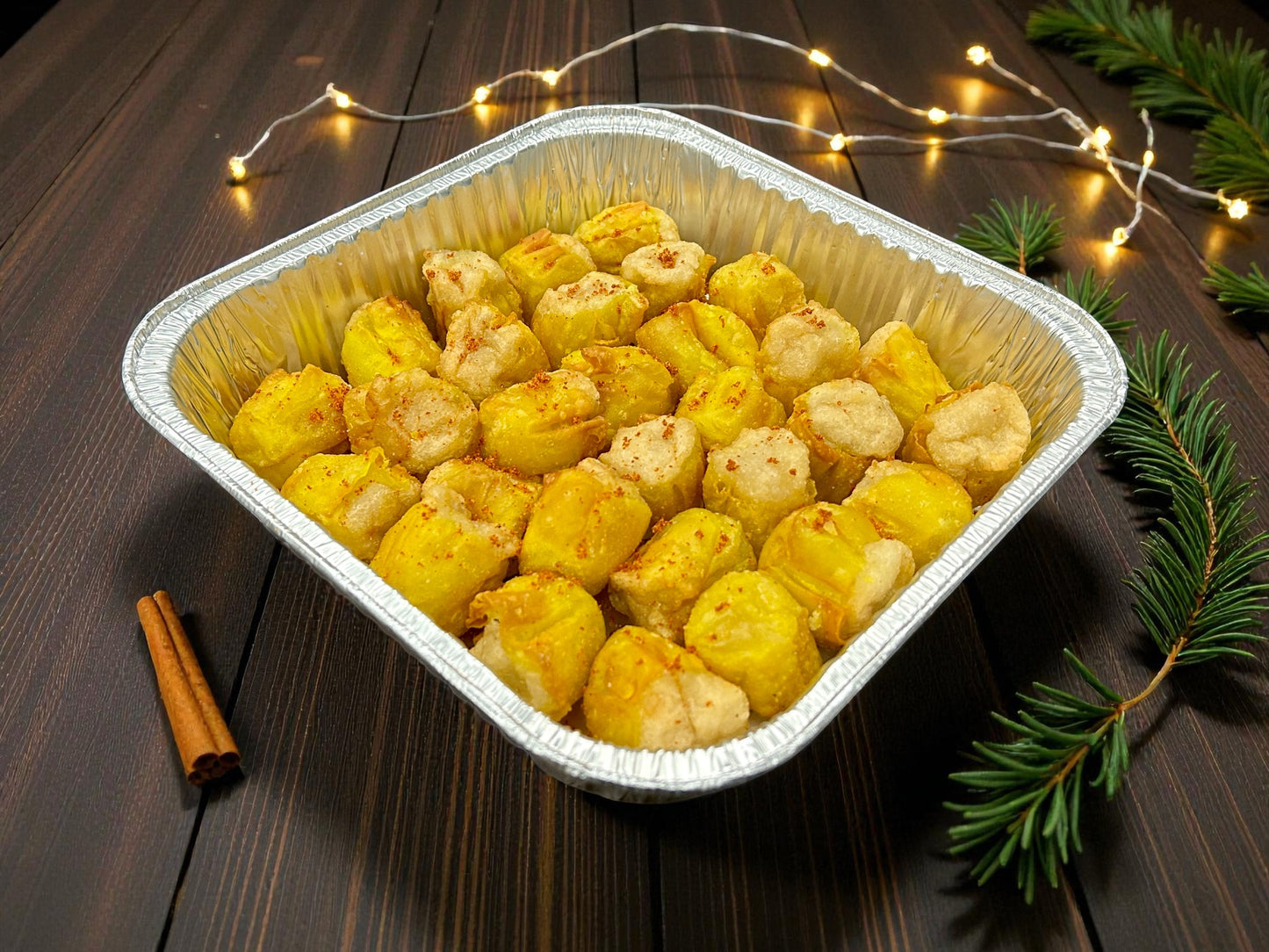 🎄聖誕限定特色椒鹽番茄脆燒賣，每盤30件金黃脆皮番茄燒賣配香辣椒鹽，juicy 內餡熱騰騰爆汁，紅綠節日配色適合冬季分享，誘人脆香小食。