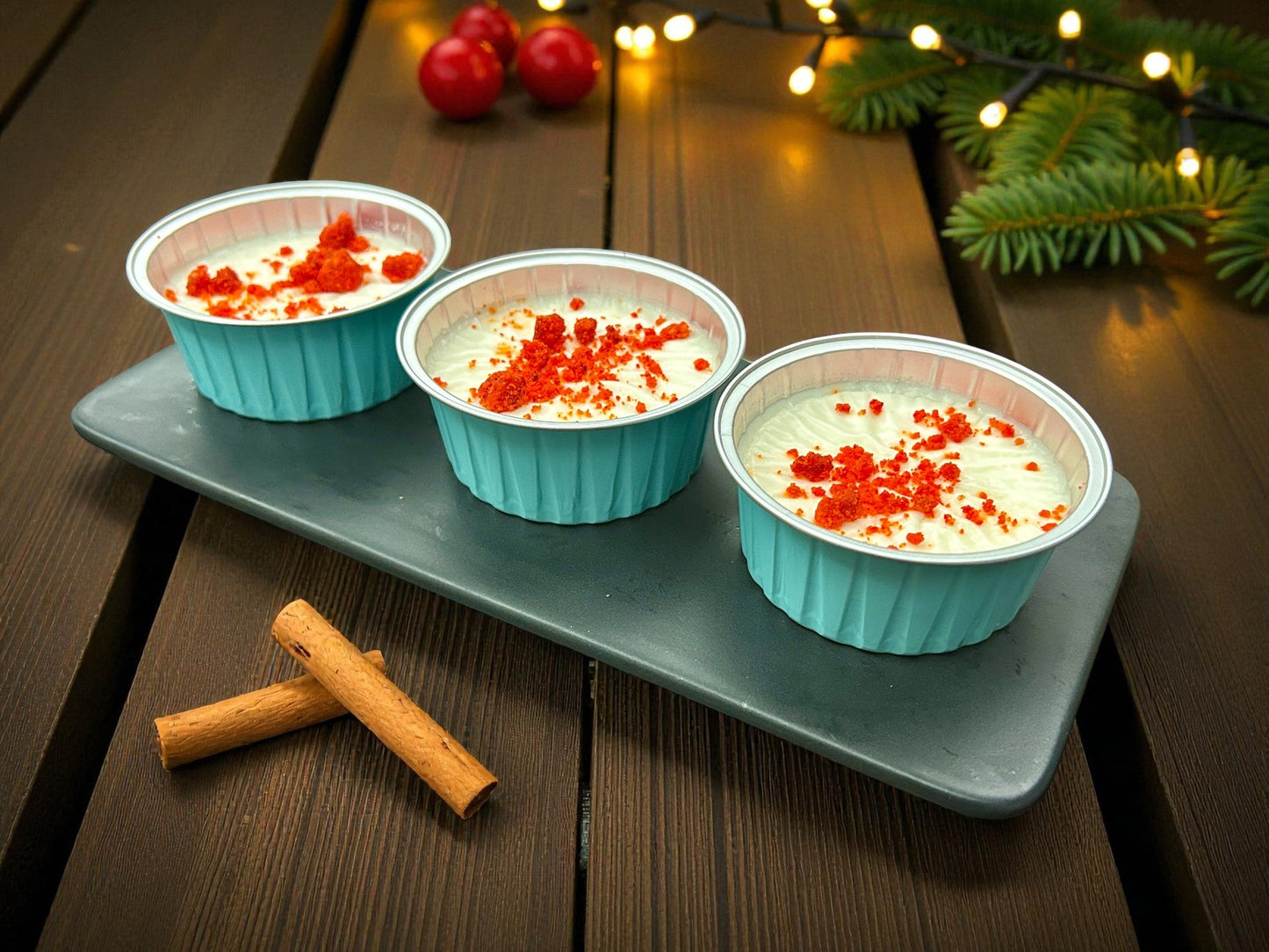 🎄聖誕限定雪花椰香布甸杯，每盤10件滑溜椰香布甸配雪花糖霜點綴，juicy 清新冰涼甜品，適合冬季分享。