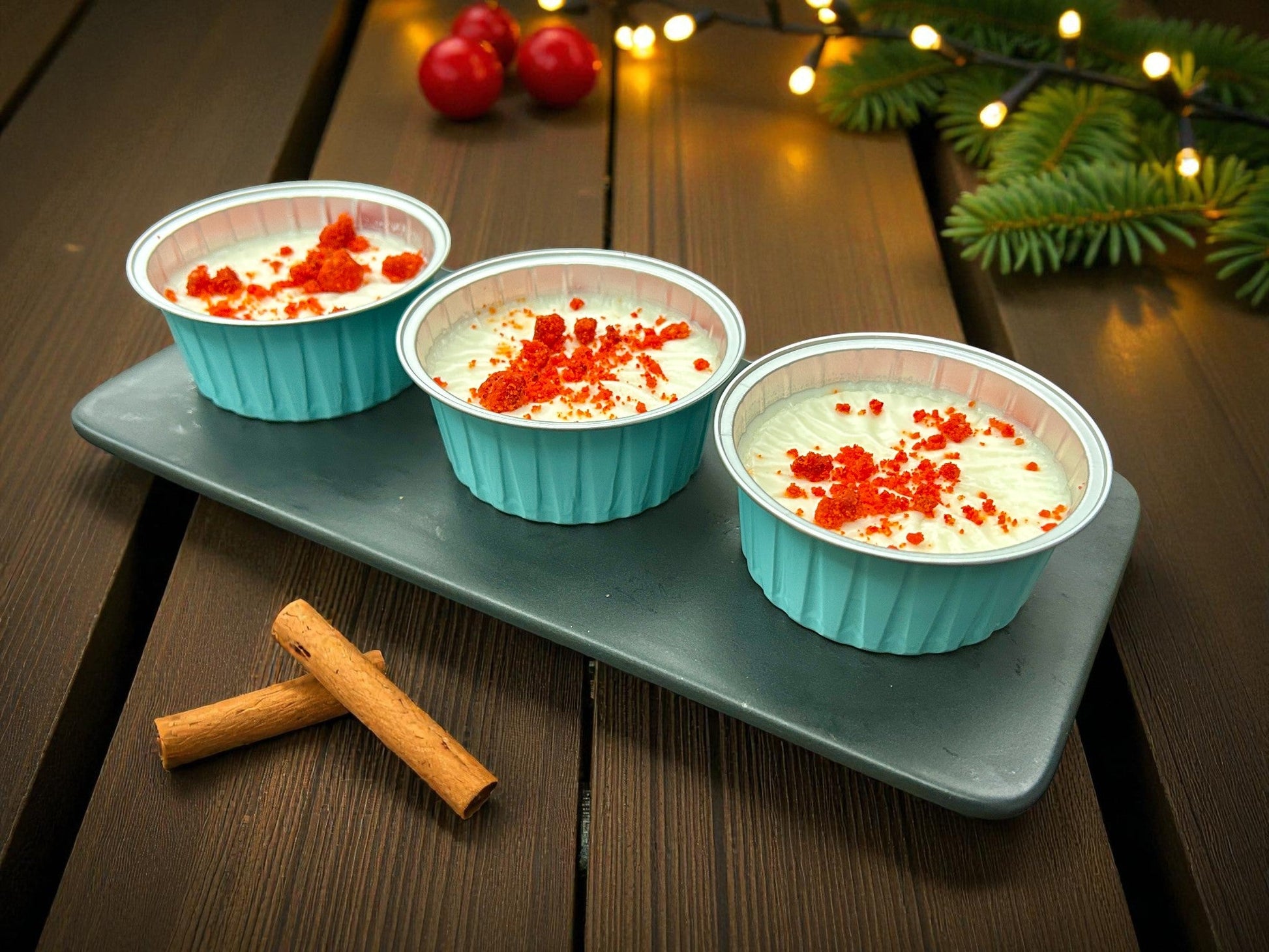 🎄聖誕限定雪花椰香布甸杯，每盤10件滑溜椰香布甸配雪花糖霜點綴，juicy 清新冰涼甜品，適合冬季分享。